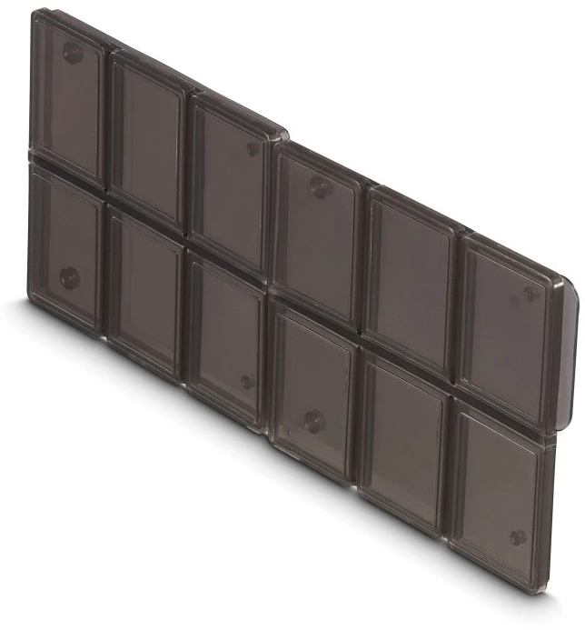 Une grille de douze capsules rectangulaires gris foncé translucides, disposées en deux rangées de six.