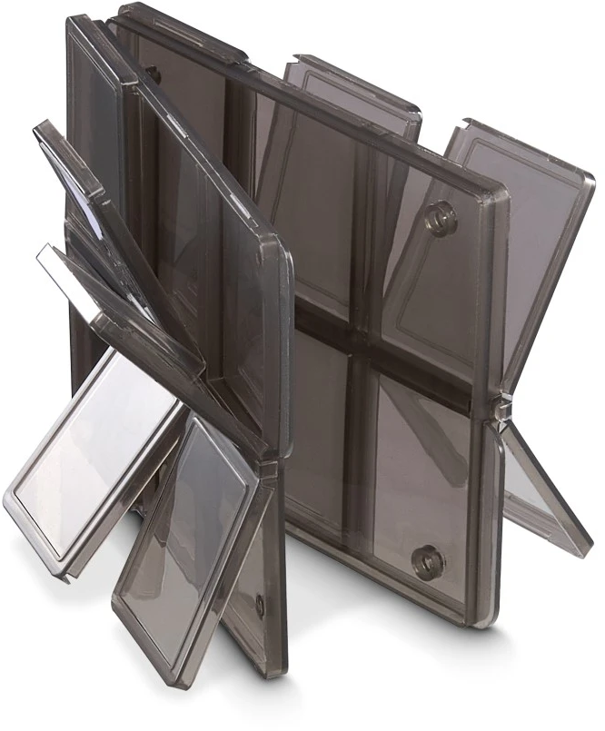 Un porte-cartes transparent, gris foncé, à plusieurs compartiments.