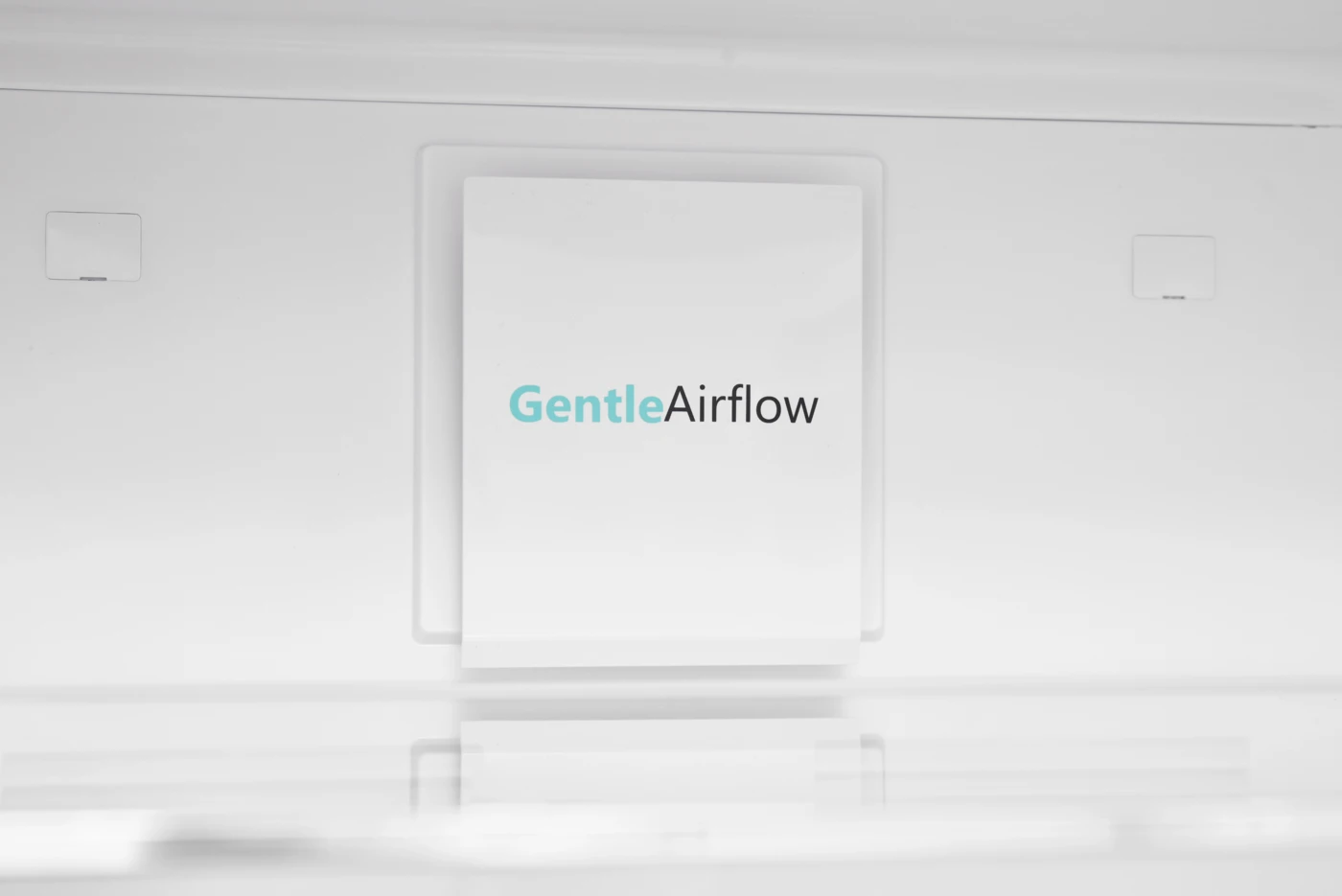 Fehér hűtőszekrény belseje GentleAirflow feliratú panellel.
