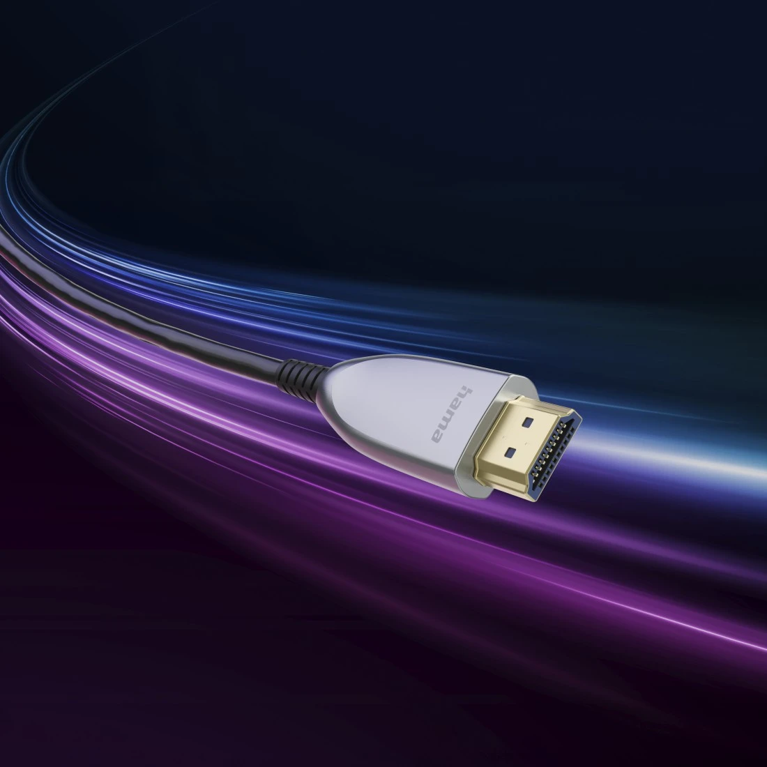 Un connecteur HDMI argenté avec broches dorées et logo Hama, sur fond sombre avec des traînées de lumière violettes et bleues.