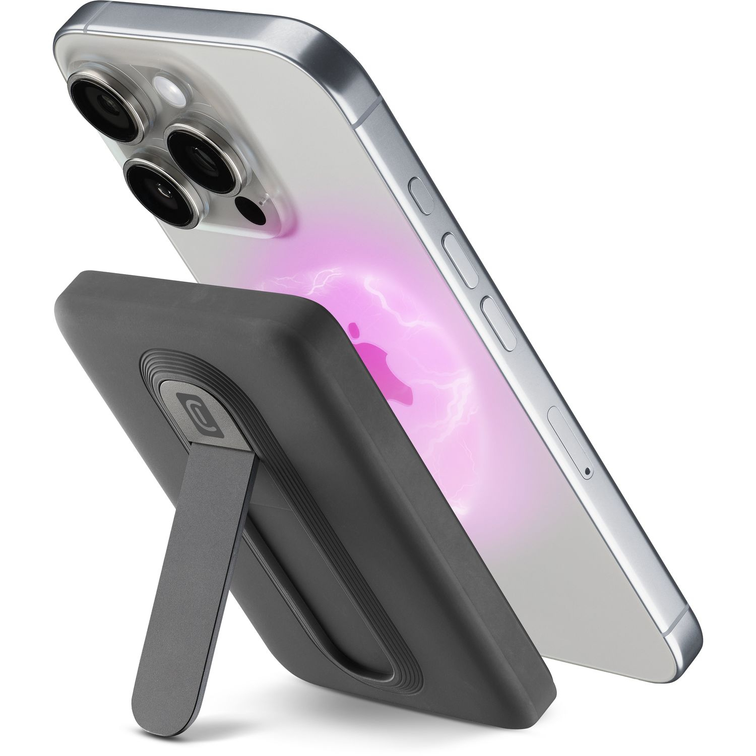 Un teléfono inteligente plateado está acoplado a un cargador magnético negro con soporte.
