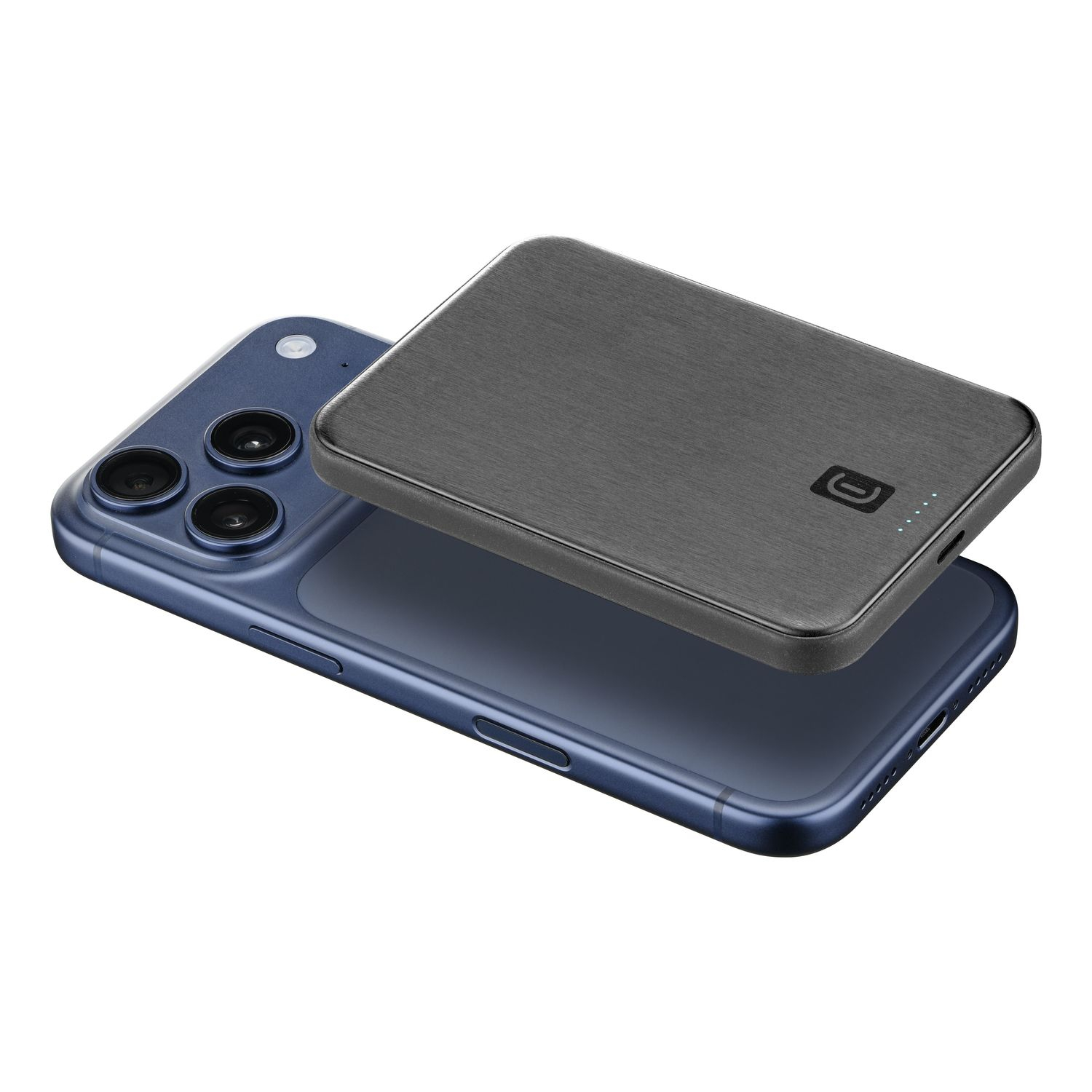 Una batería externa gris descansa sobre un teléfono inteligente azul. Fondo blanco.