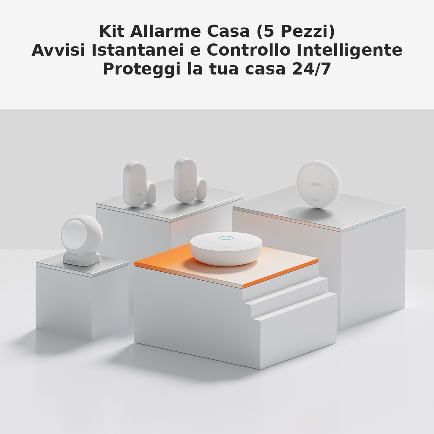 Un set di cinque dispositivi di allarme smart home Imou bianchi su piedistalli bianchi.