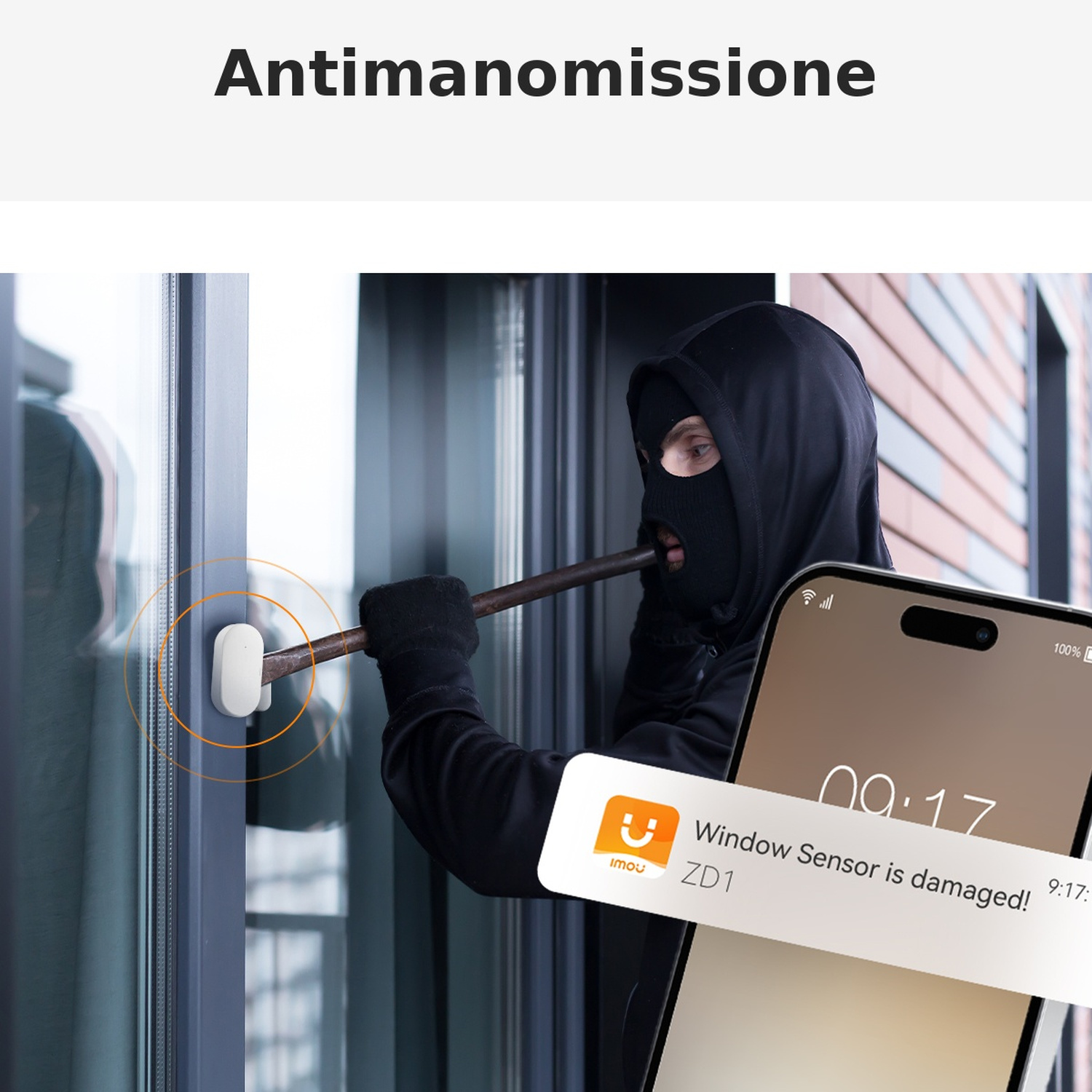 Ladro con passamontagna tenta di forzare una finestra con un piede di porco.