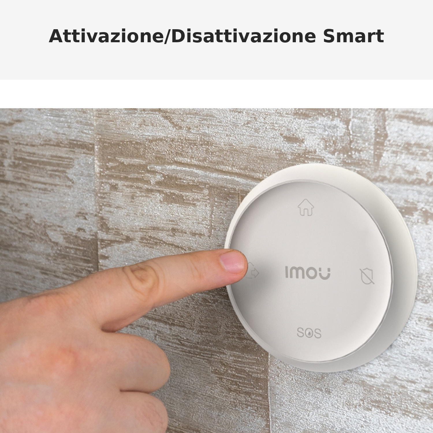 Un dito preme un pulsante rotondo bianco per smart home su un muro.