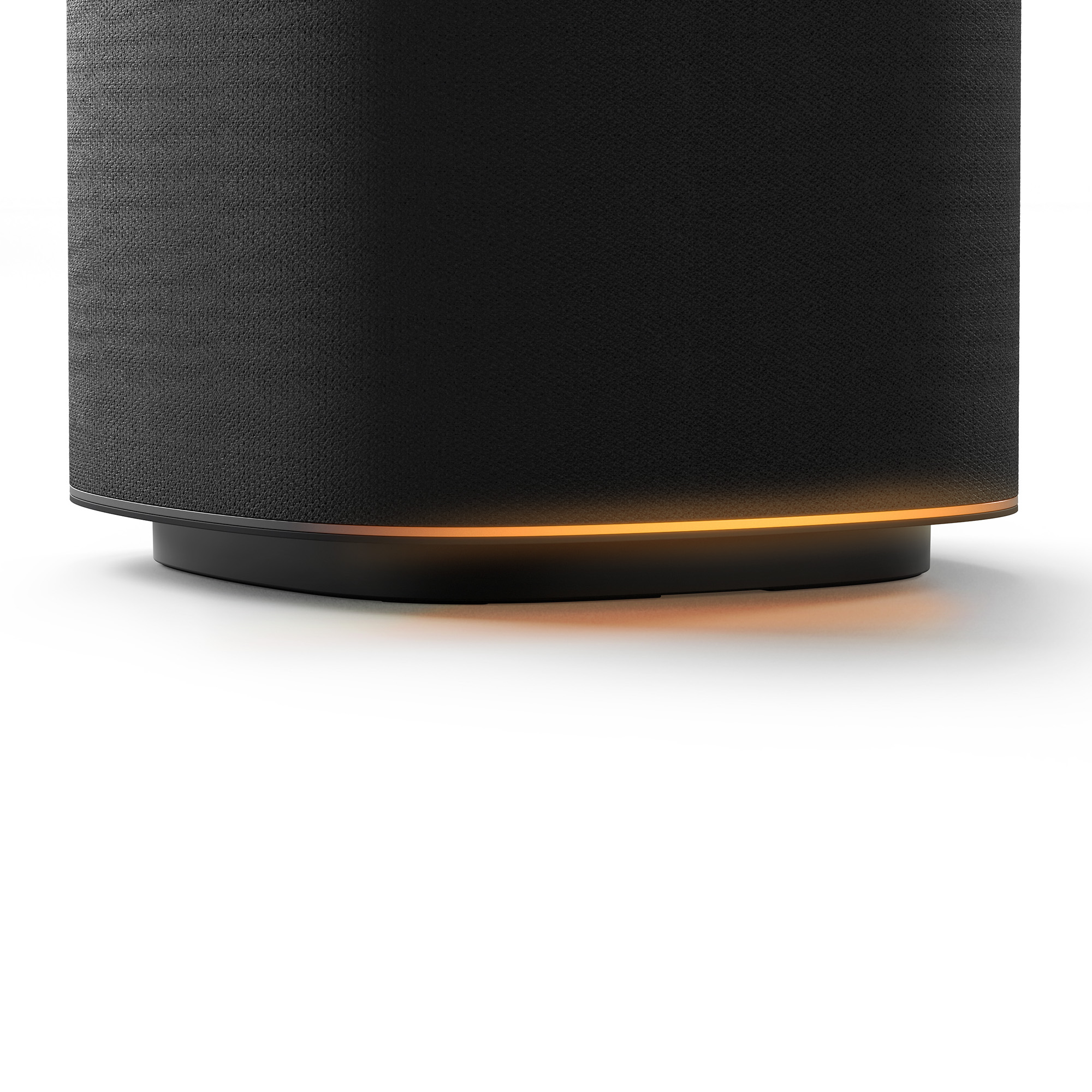 Altavoz negro con luz naranja en la base.