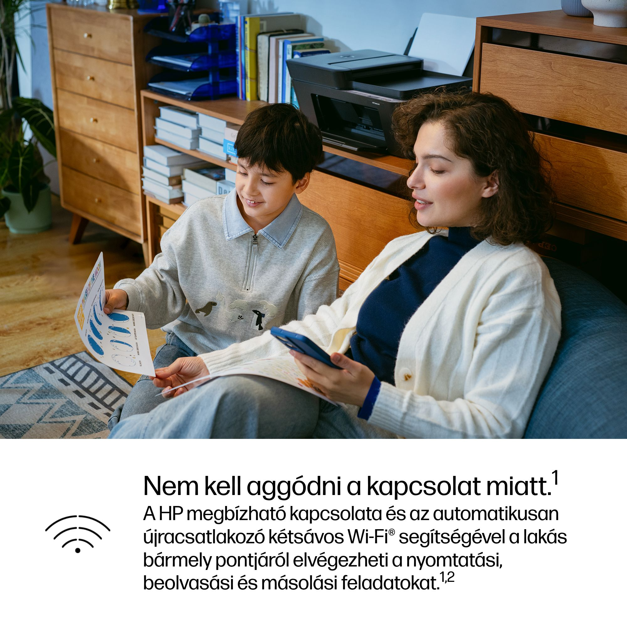 Nő és gyerek ül a kanapén, papírokat néznek.