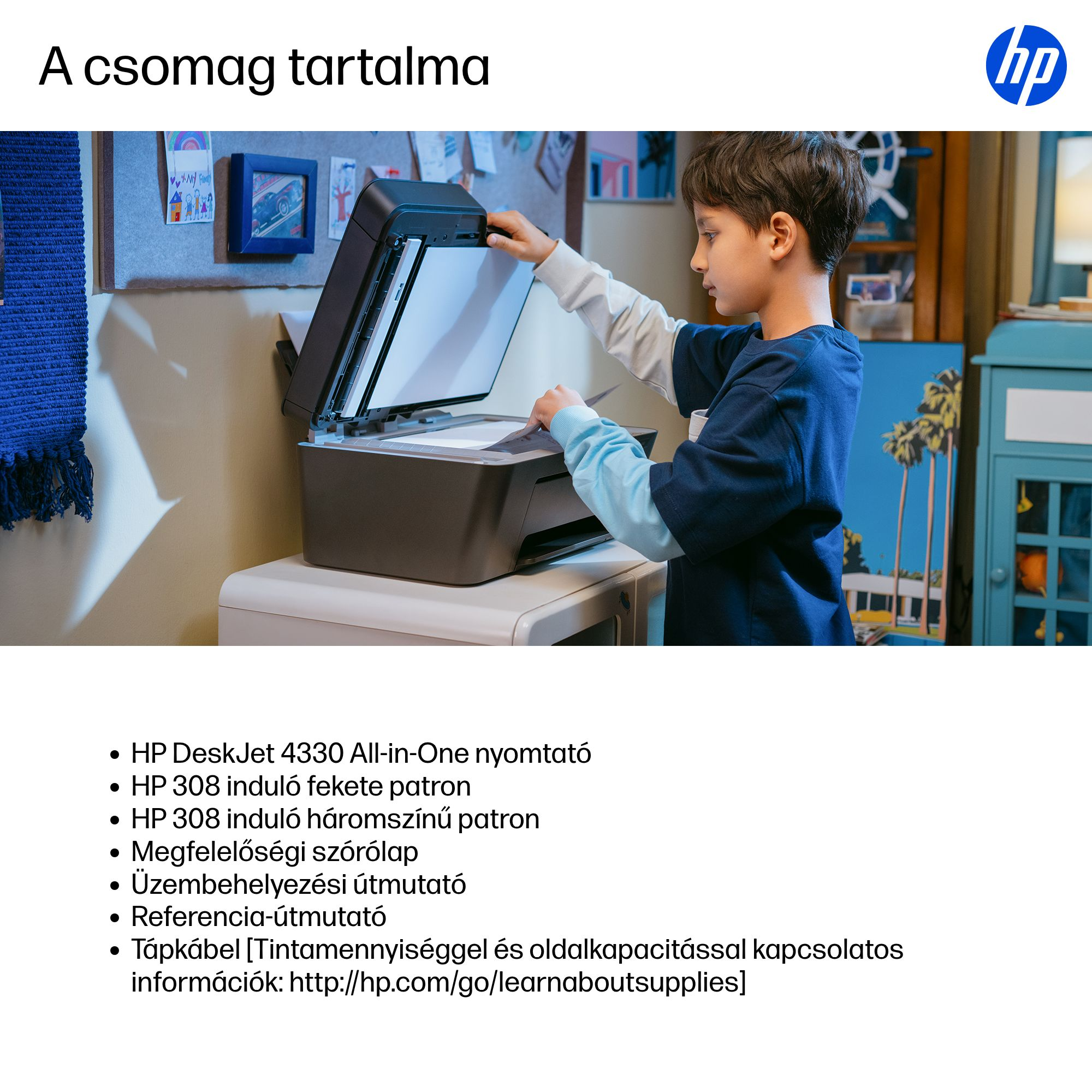 Egy fiú HP nyomtatót kezel, mellette a csomag tartalma látható.
