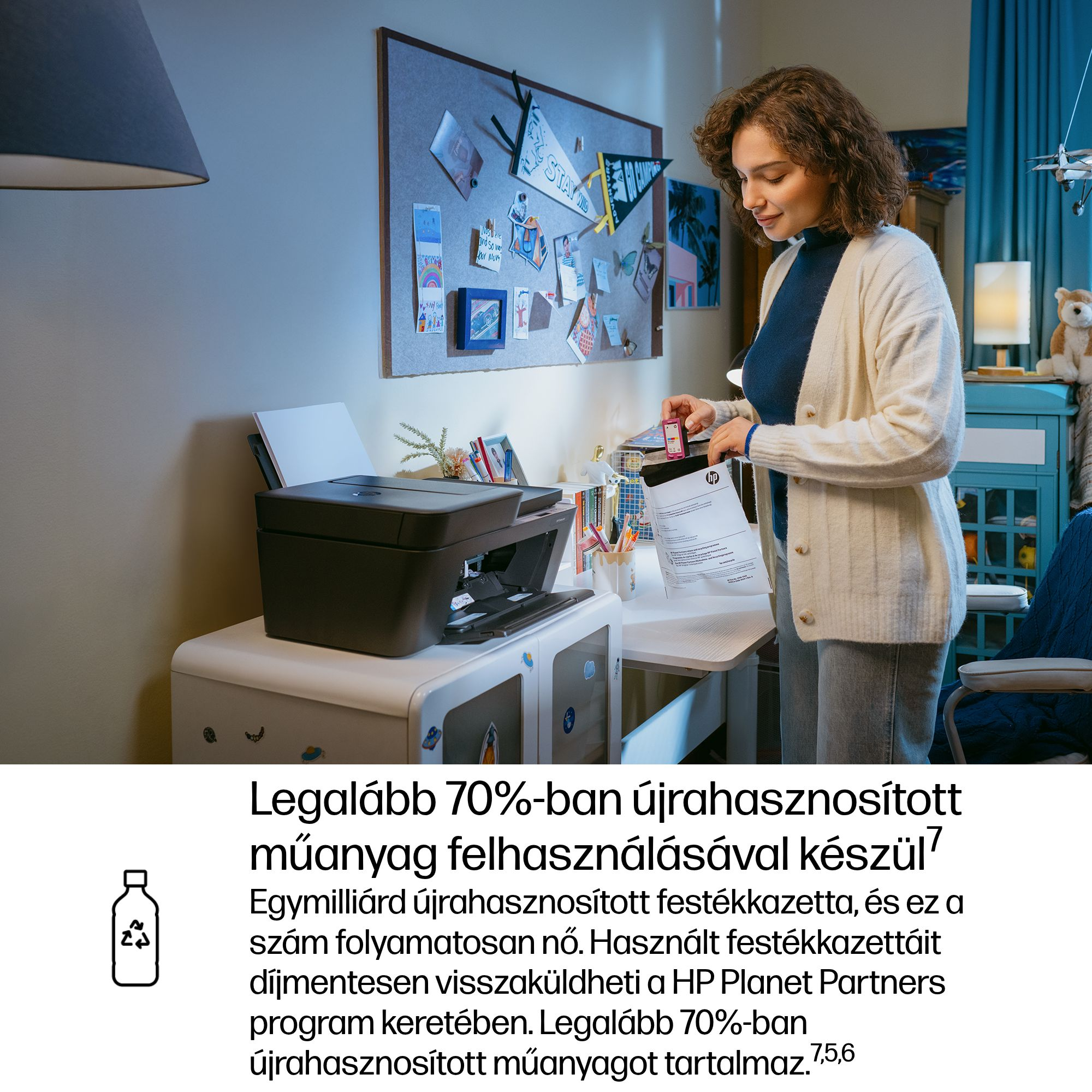 Egy nő egy íróasztalnál áll egy nyomtató mellett, papírokat rendez.