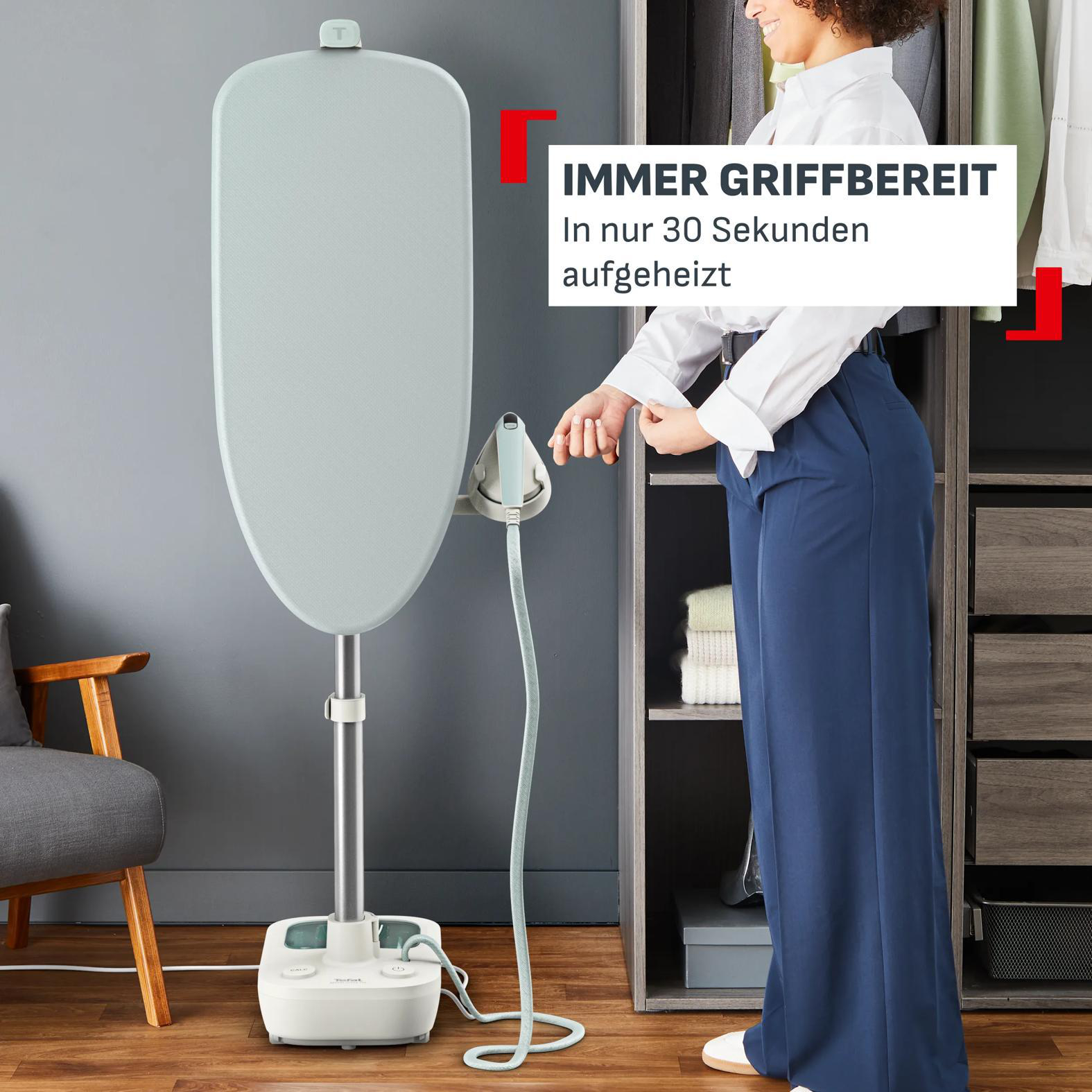 Ein Steamer mit Bügelbrett und eine Frau im Büro, die sich fertig macht.
