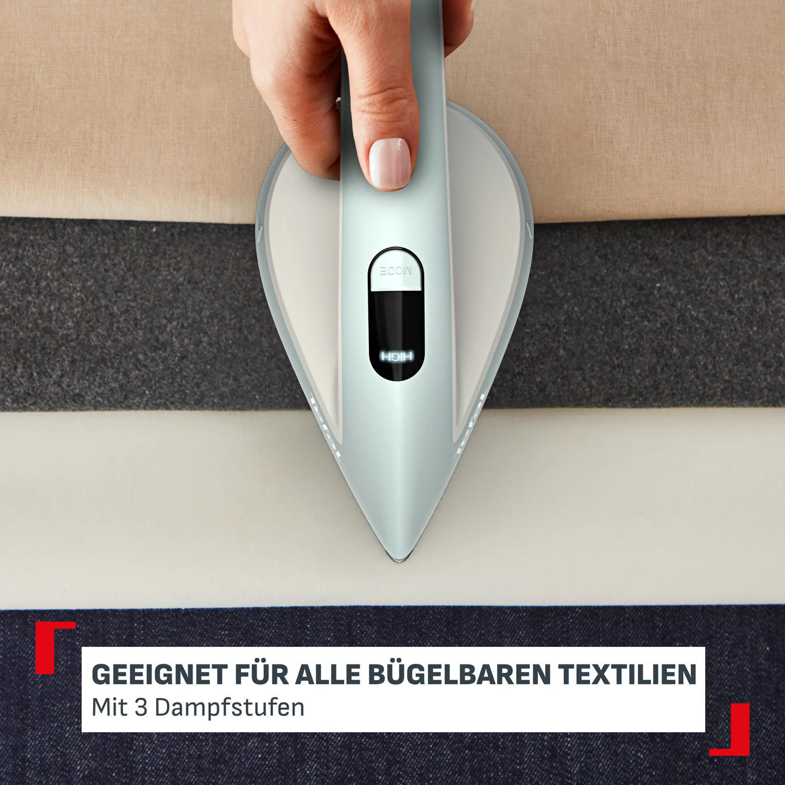 Eine Hand hält ein Bügeleisen über gestreiftem Stoff. Es hat eine digitale Anzeige.