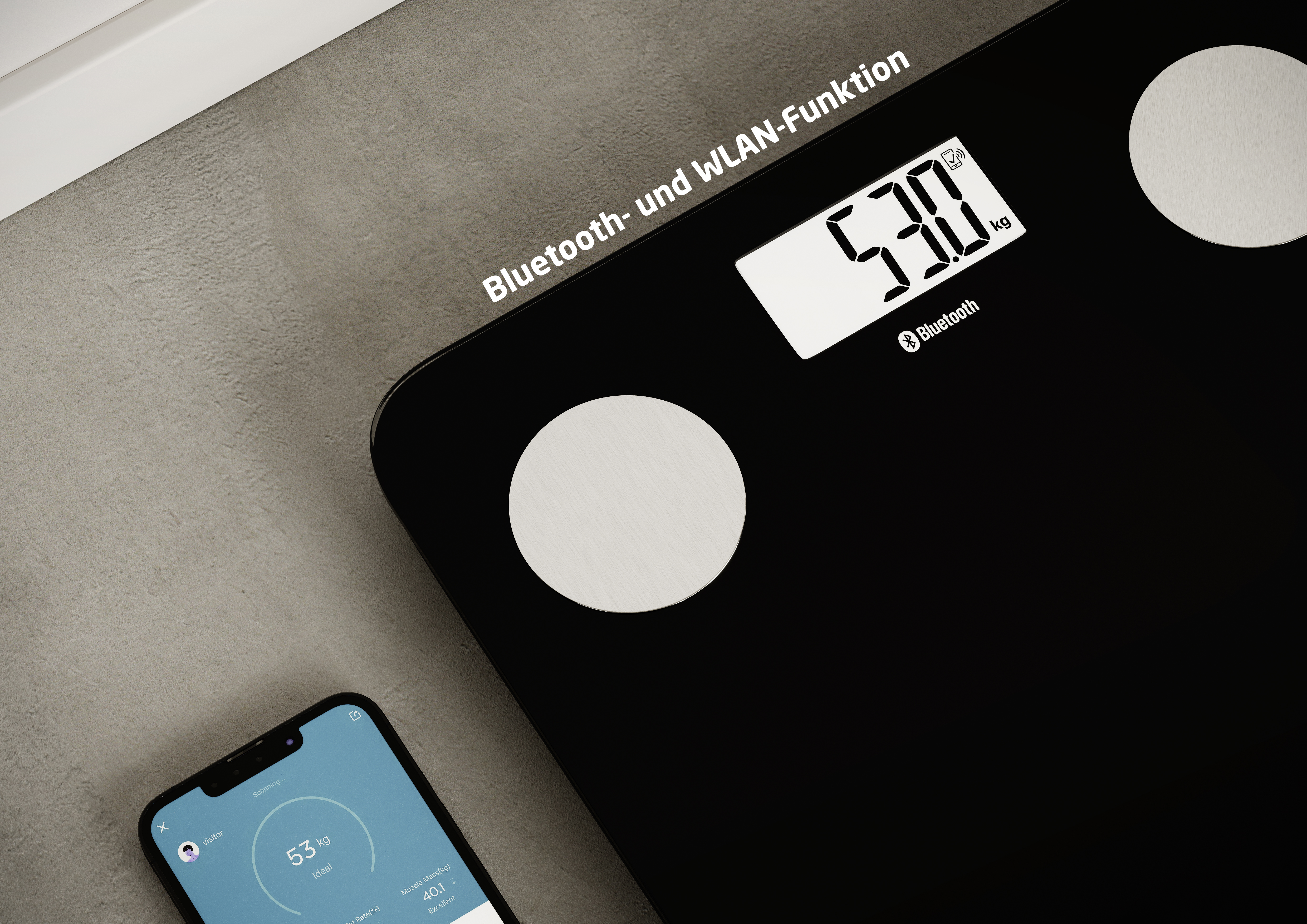 Schwarze Personenwaage mit Display zeigt 53,0 kg an. Daneben ein Smartphone.