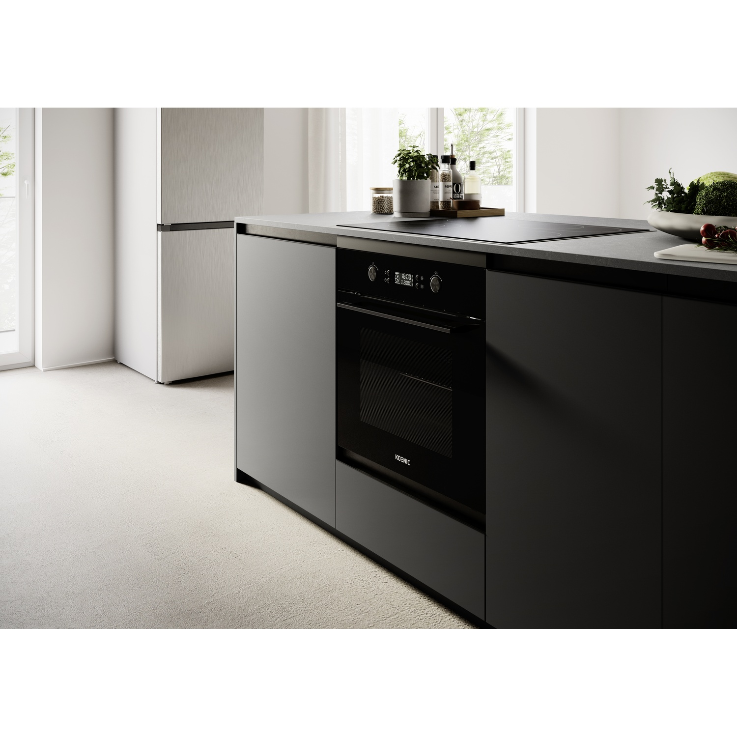 Cucina moderna con forno nero, piano cottura a induzione, frigorifero e finestra.