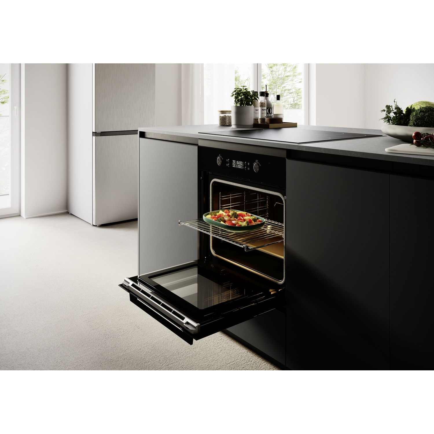Un forno moderno con porta aperta, che mostra un piatto con verdure.