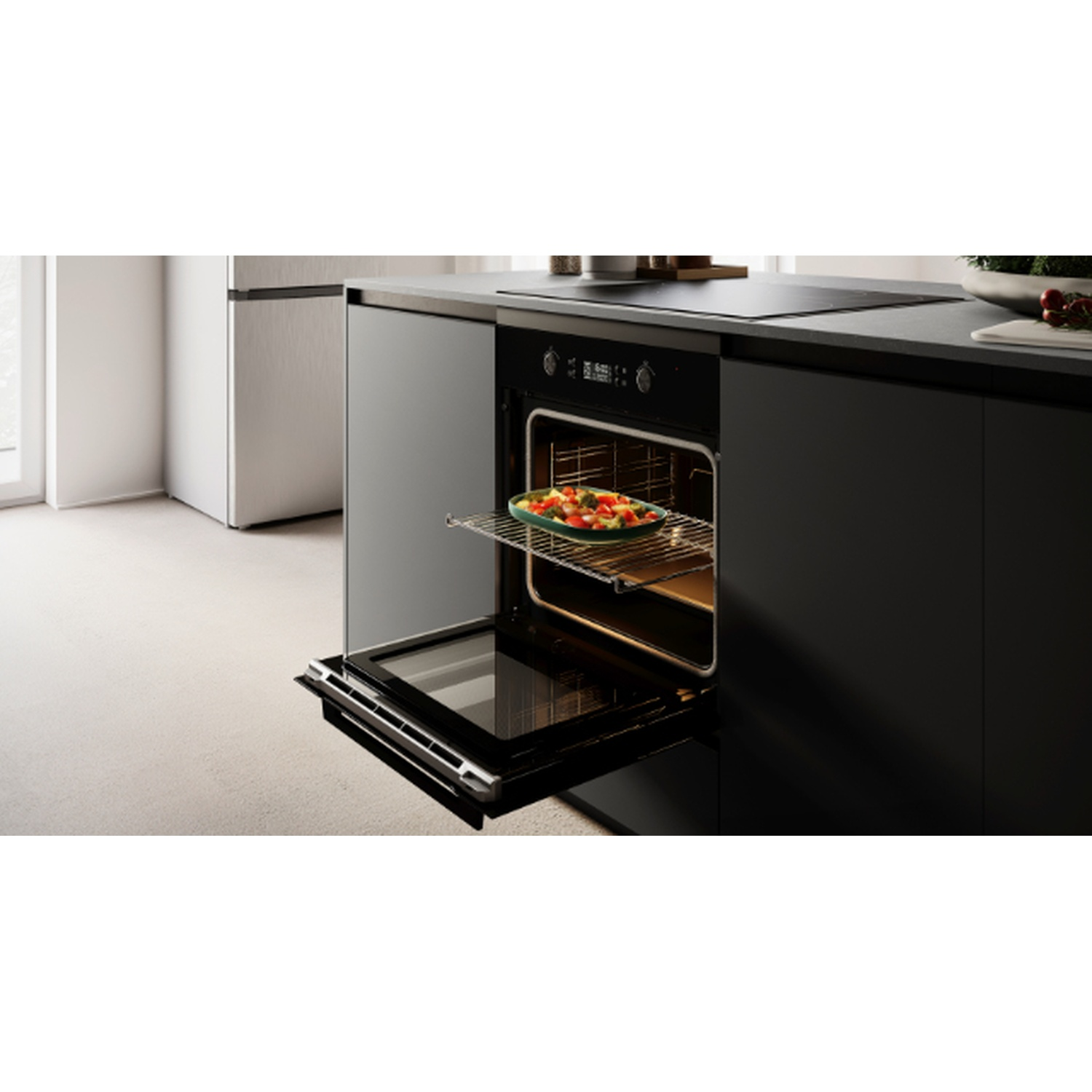 Un forno moderno con porta aperta, un piatto sulla griglia.