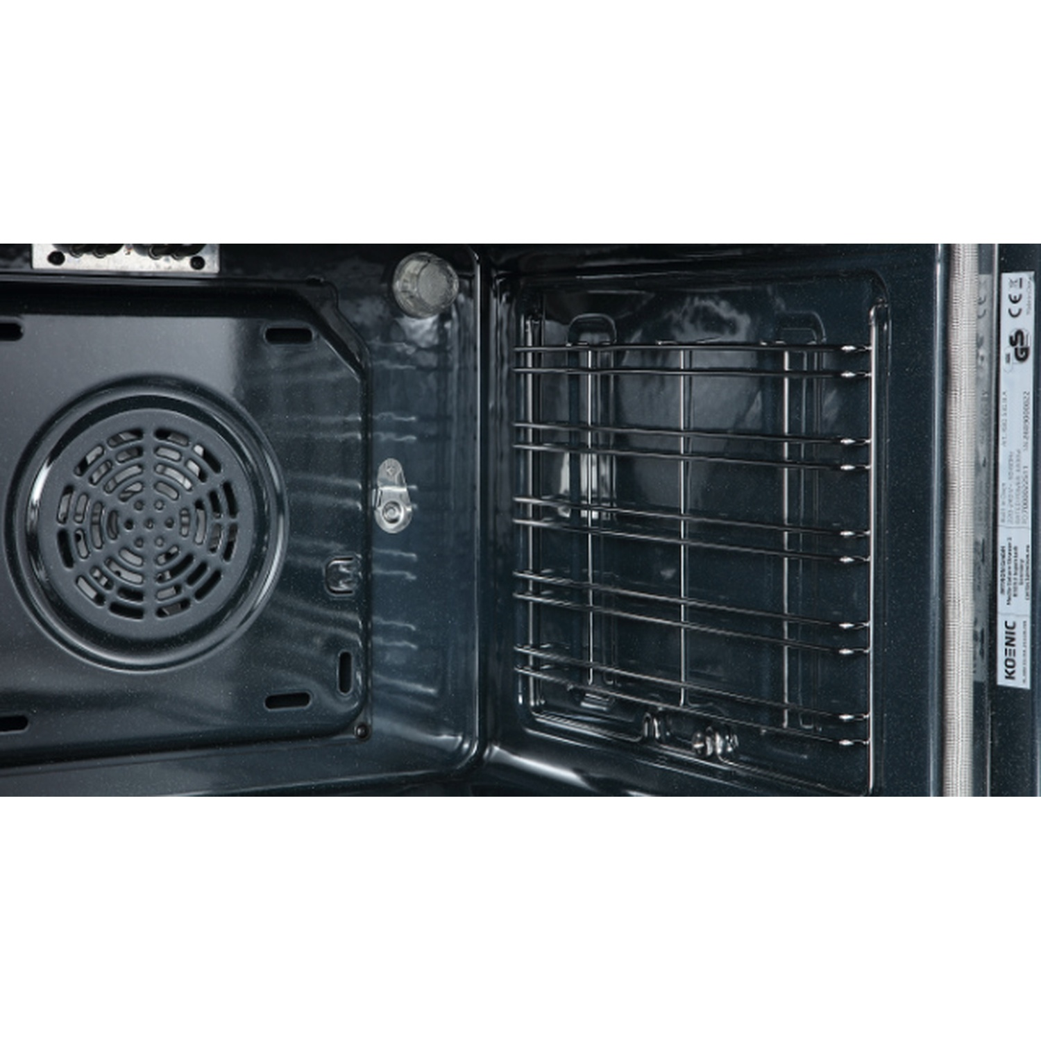 Interno di un forno nero con ventola e griglia metallica.