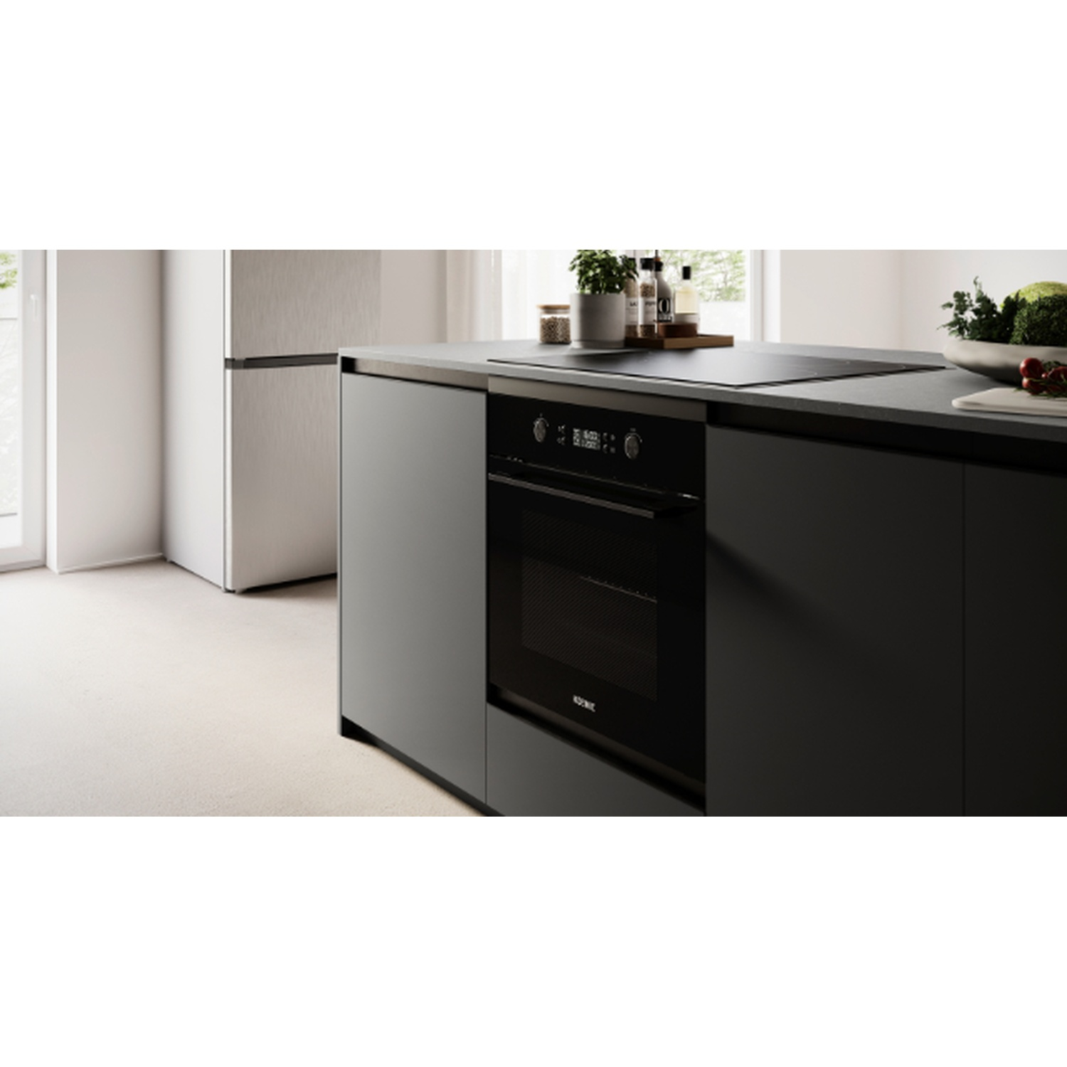 Cucina moderna con forno da incasso, piano cottura a induzione, frigorifero e bancone.