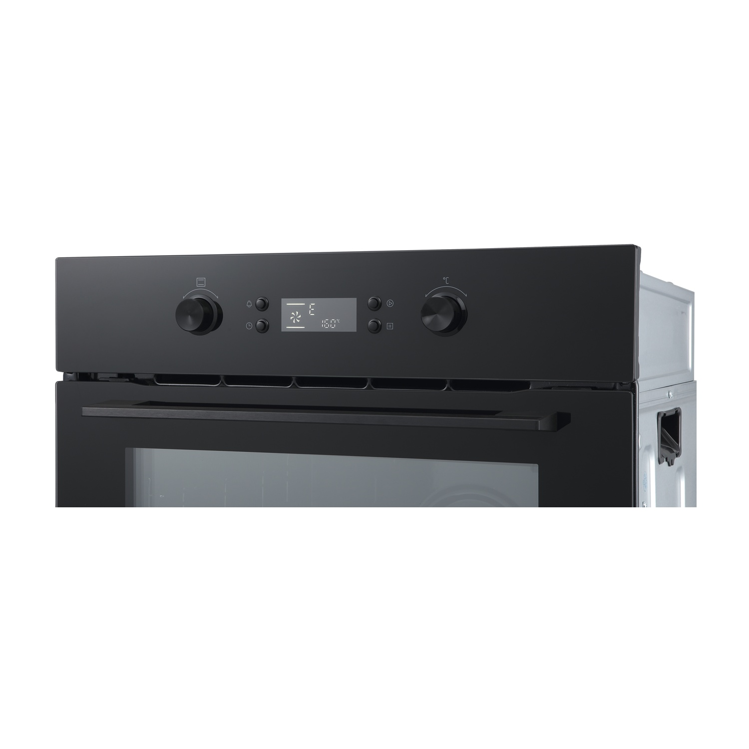 Primo piano del pannello di controllo nero di un forno moderno con display digitali e manopole.