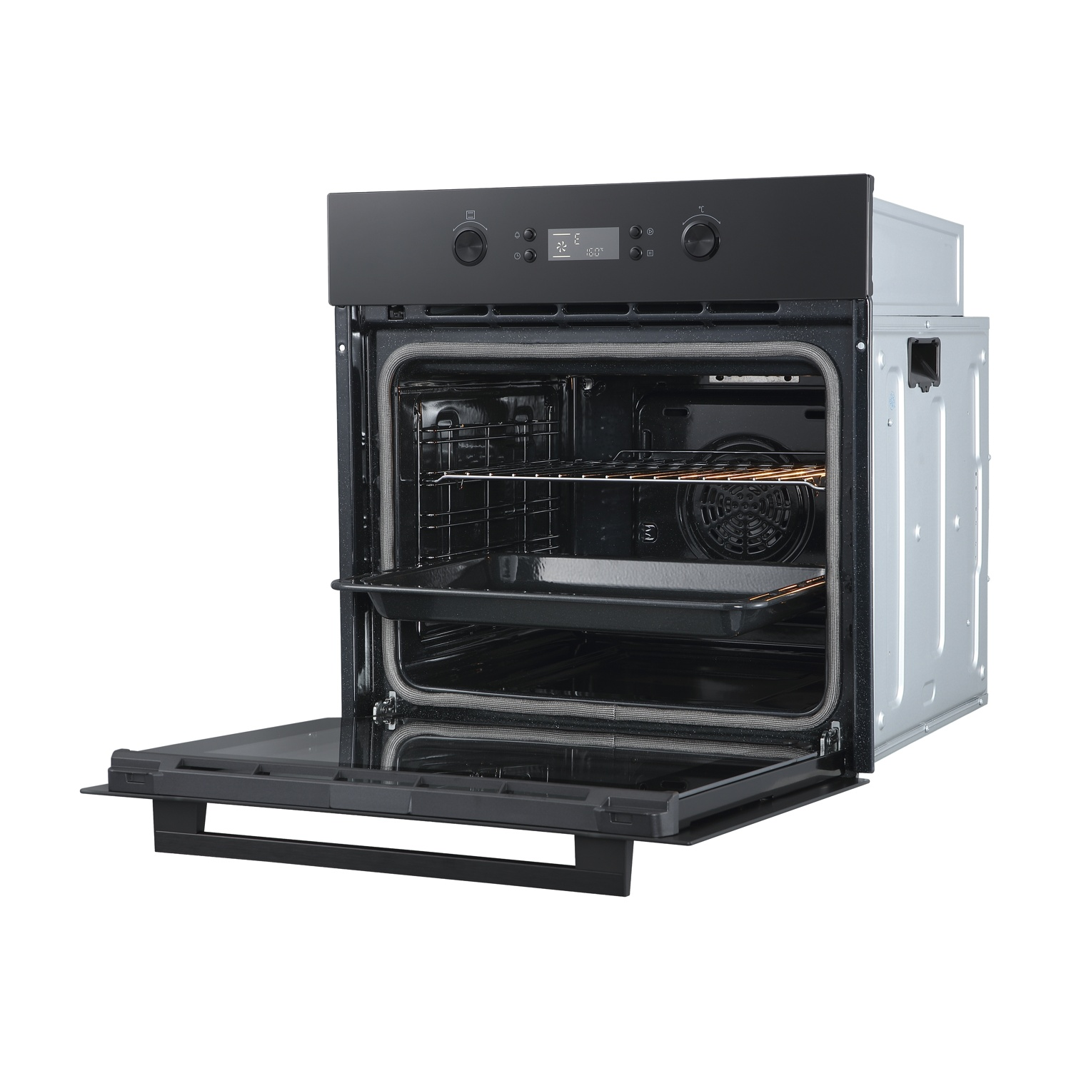 Forno nero aperto con teglia all'interno, sfondo bianco.