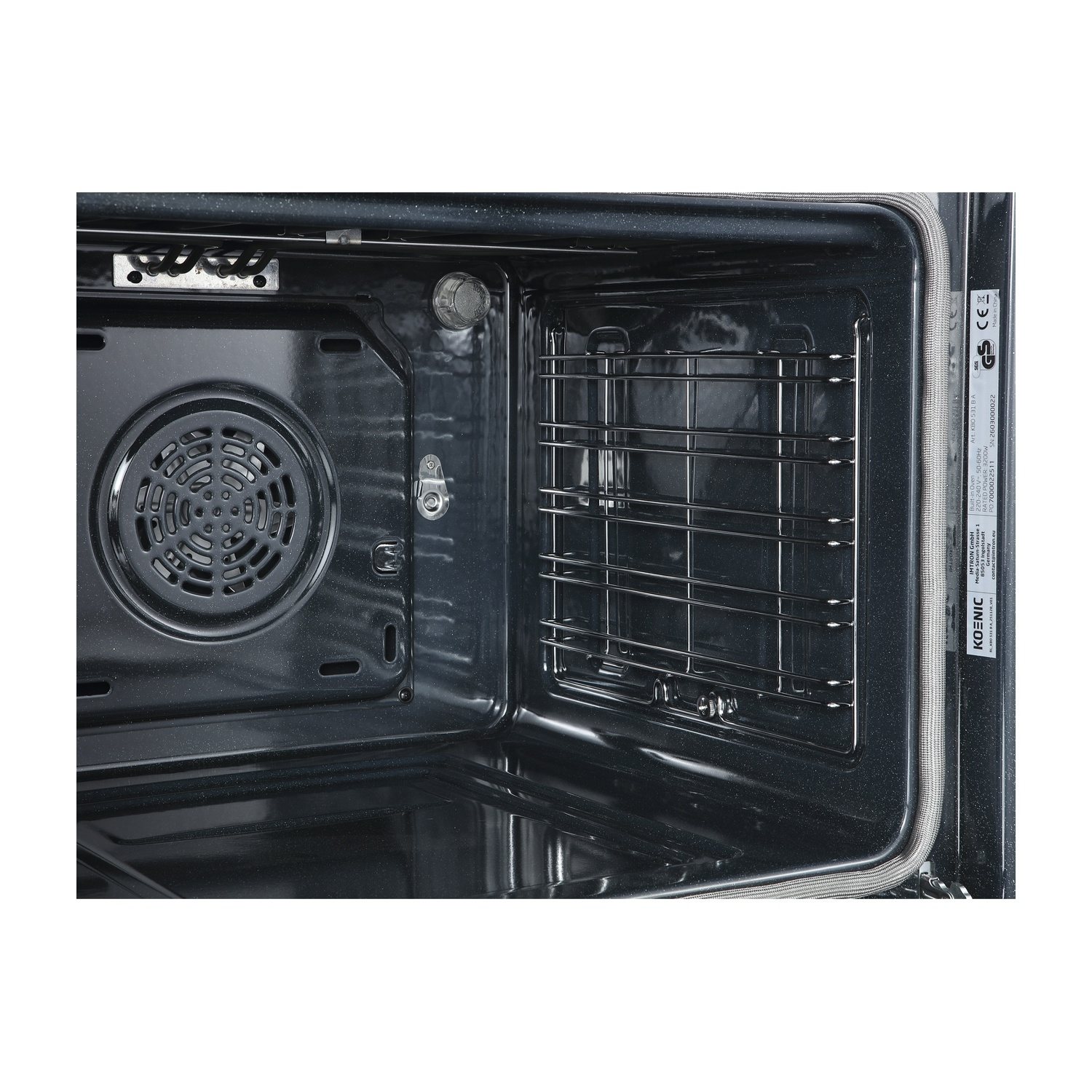 Interno di un forno nero con ventola, griglia e resistenza.