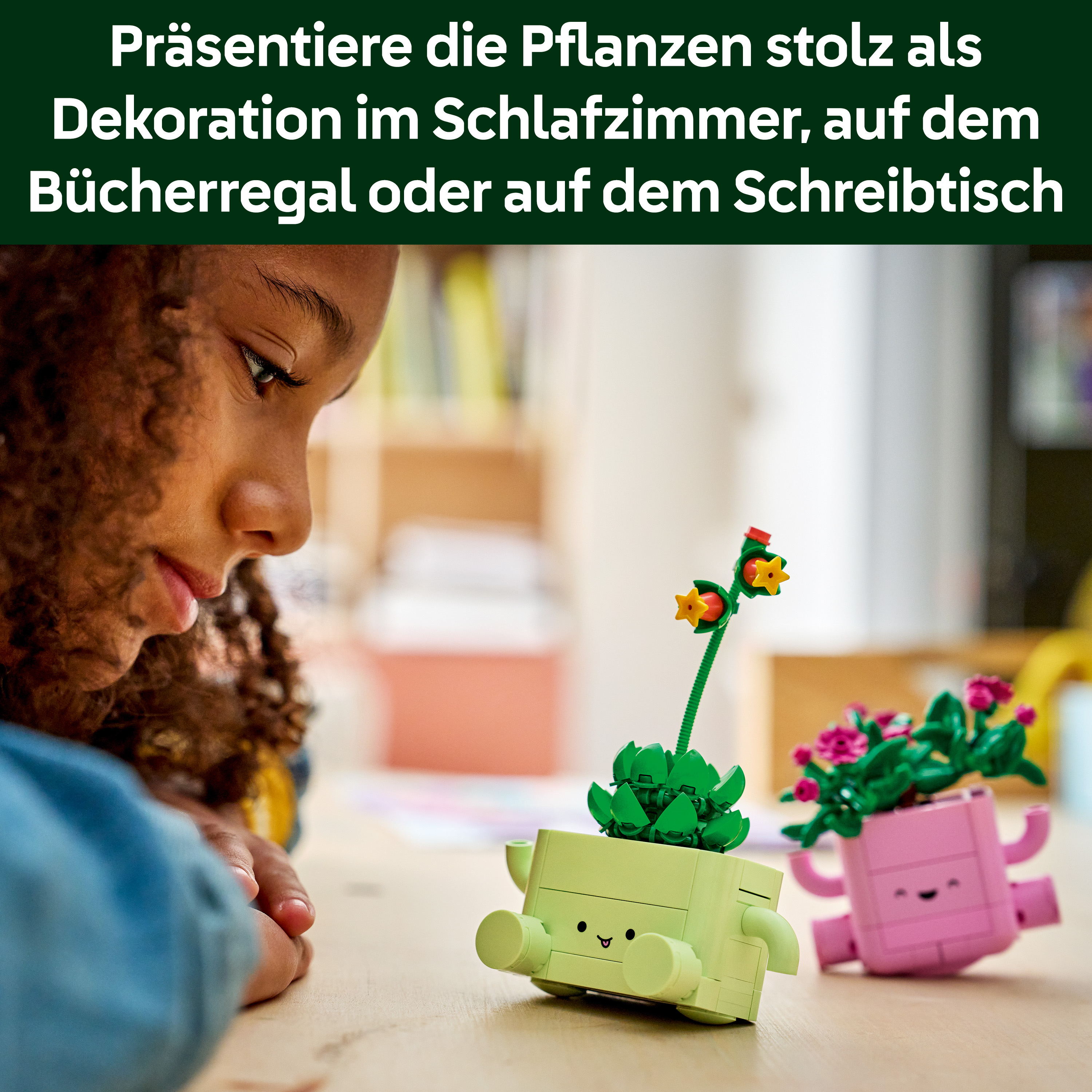 Ein Kind blickt auf zwei LEGO-Pflanzentöpfe, einen grünen und einen rosa.