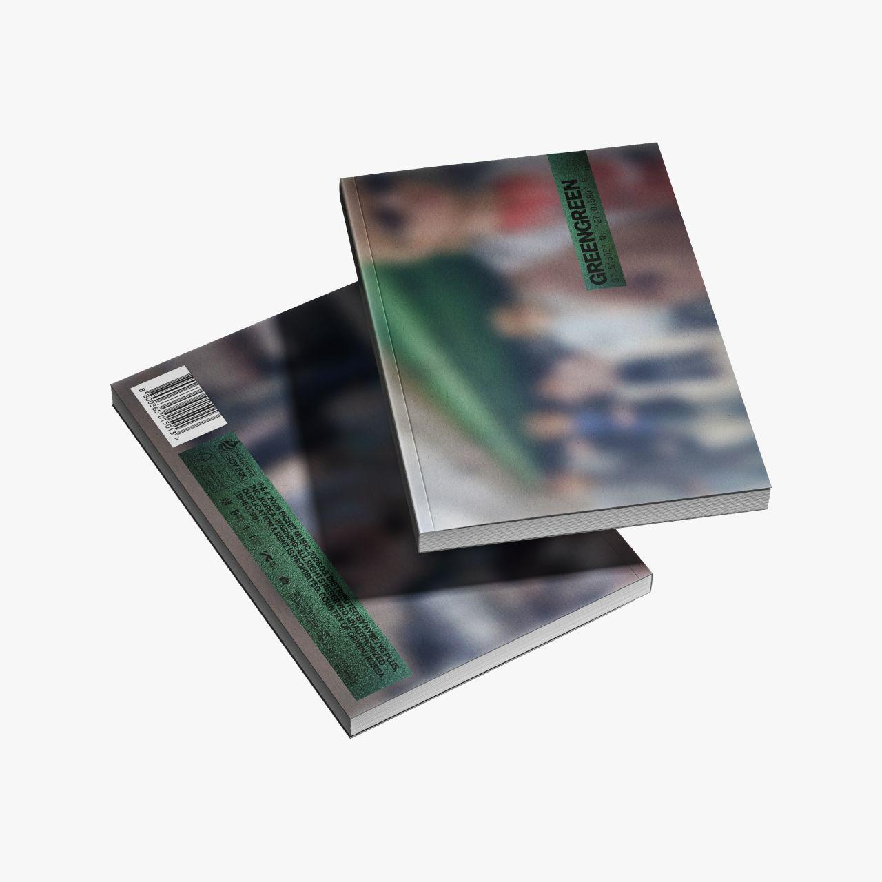 Zwei Bücher liegen übereinander. Eines mit dem Titel "GREENGREEN" und Koordinaten.