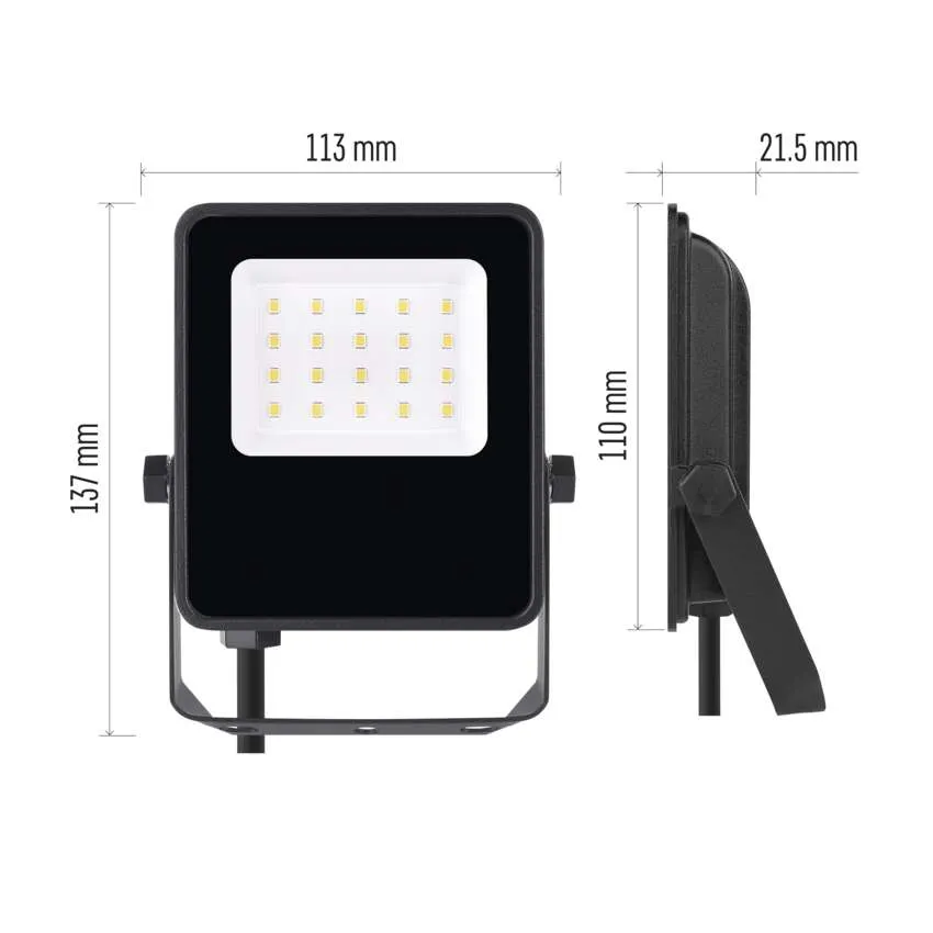 Fekete LED-es reflektor méretekkel: 137 mm M, 113 mm SZ, 21,5 mm MÉ.