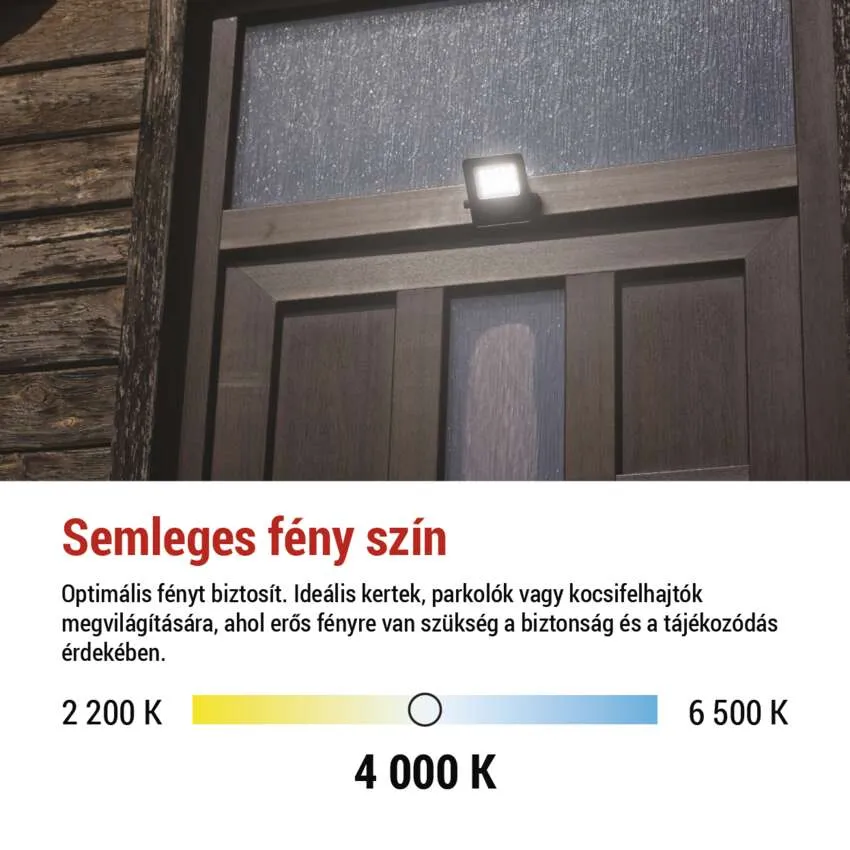 Egy kicsi, erős LED lámpa van egy sötét faajtó felett, matt üveggel.