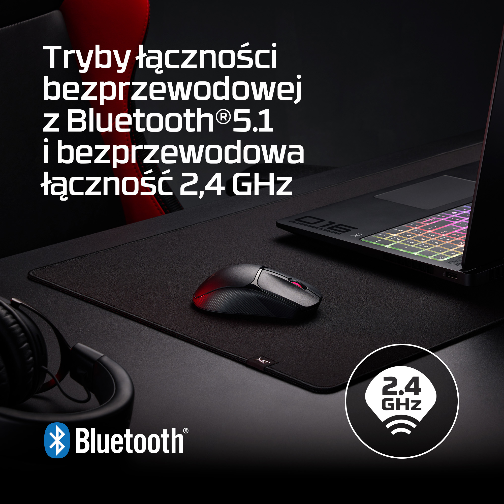 Bezprzewodowa mysz gamingowa na czarnej macie, obok słuchawek i laptopa.