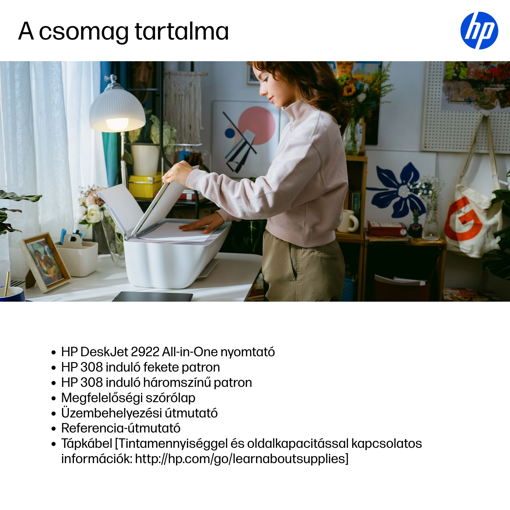 Egy nő egy fehér HP nyomtatót használ egy világos, dekorált szobában.