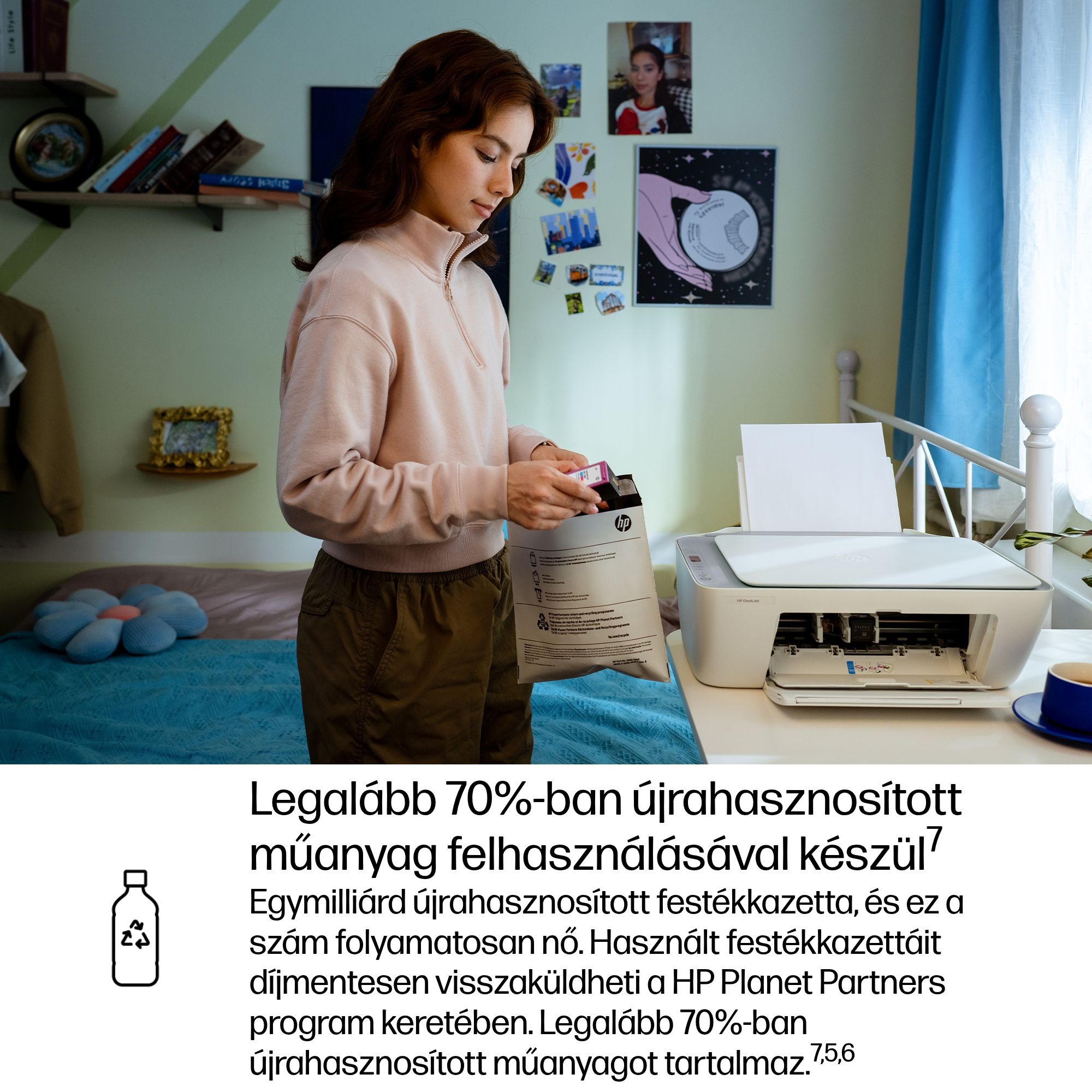 Nő tintapatronokkal egy nyomtató mellett egy szobában.