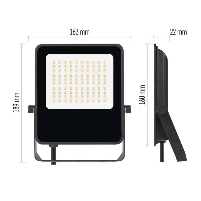 Fekete LED reflektor 189x163x22 mm méretű, állítható állvánnyal.