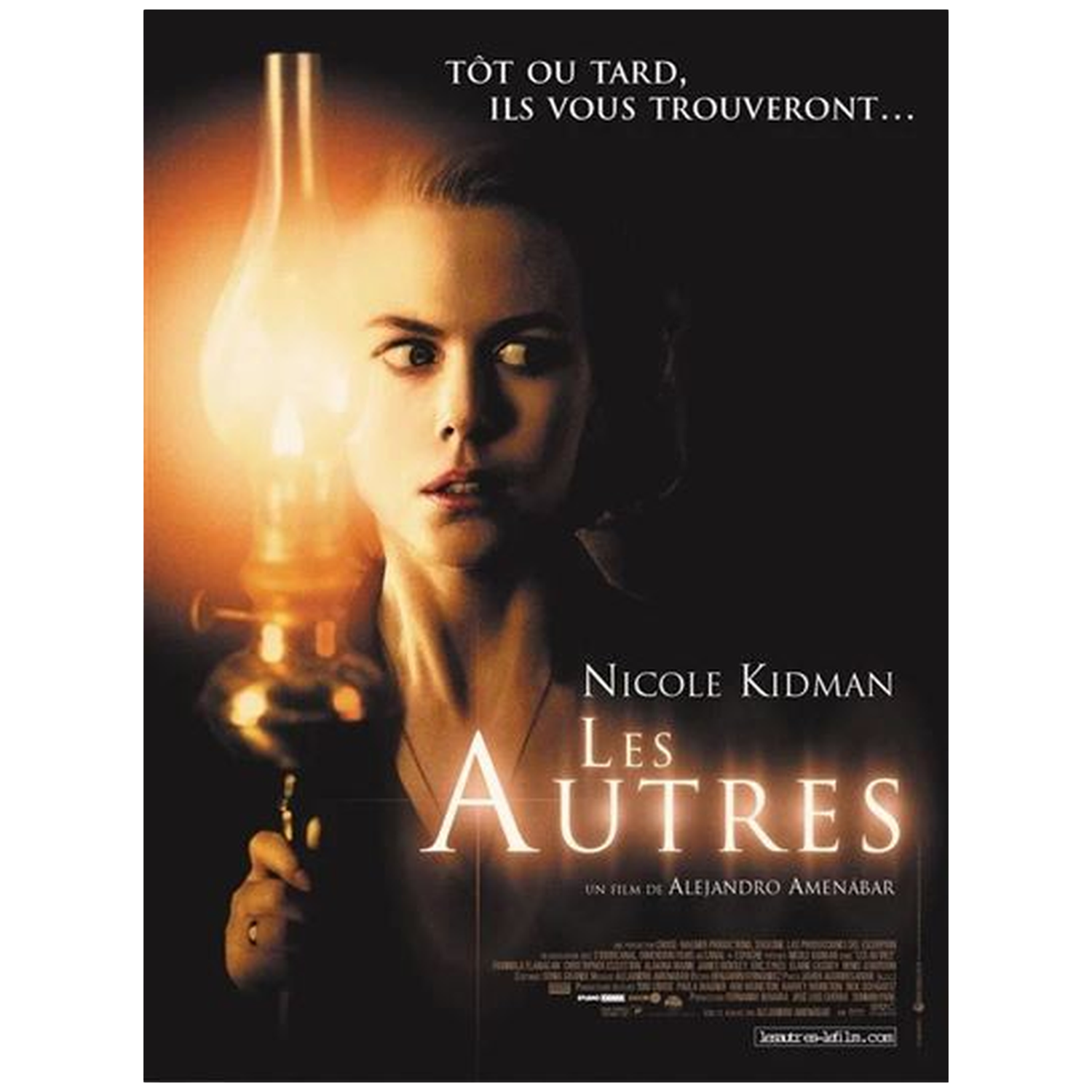 Nicole Kidman houdt een lamp vast in een donkere omgeving. Film affiche.