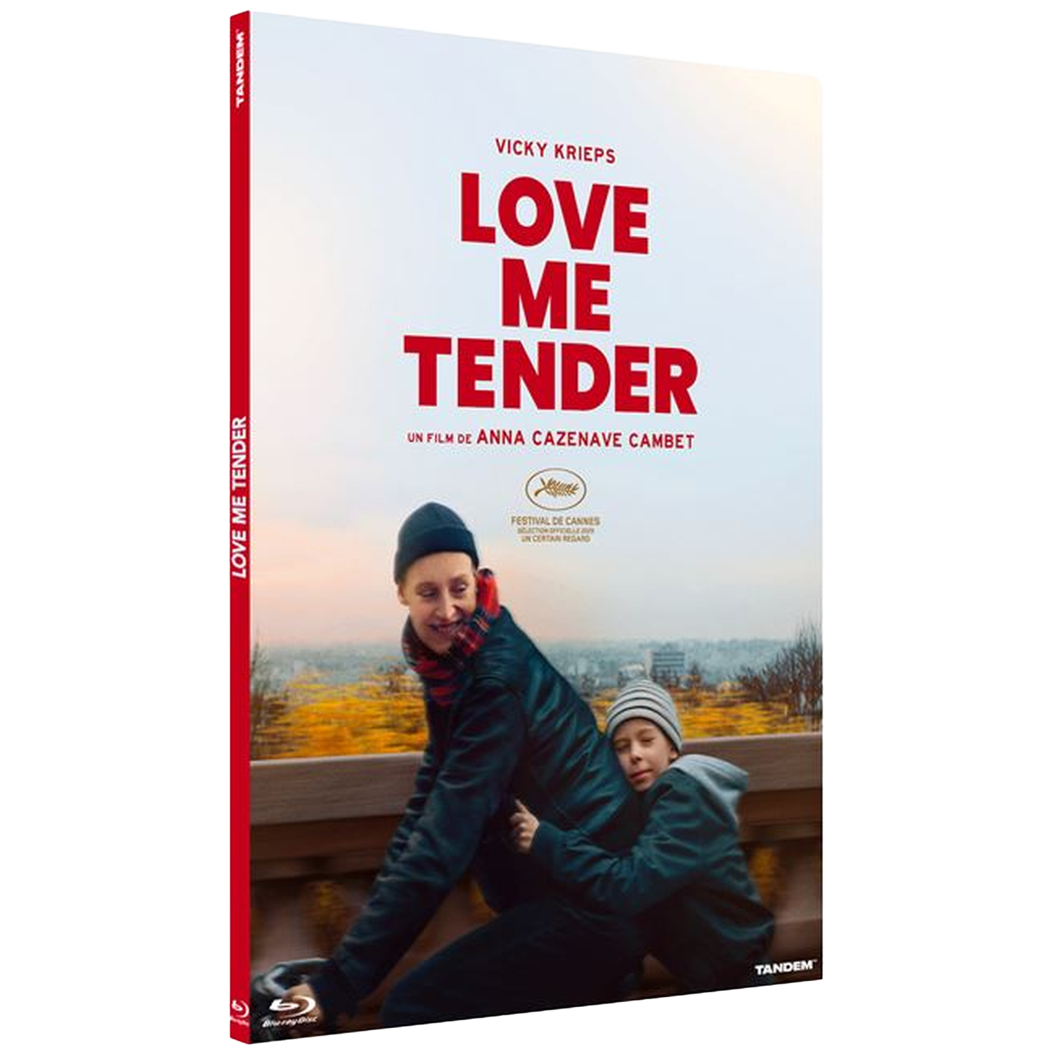 Filmaffiche "Love Me Tender" met Vicky Krieps en een jongen op een treinreis.