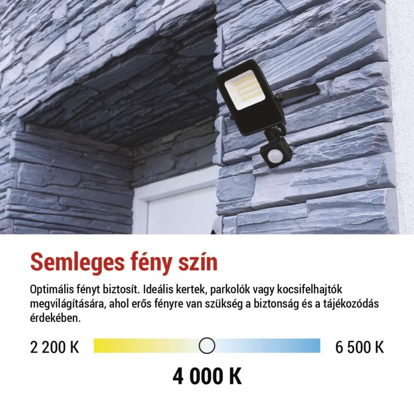 Fekete LED-es reflektor mozgásérzékelővel kő homlokzaton.