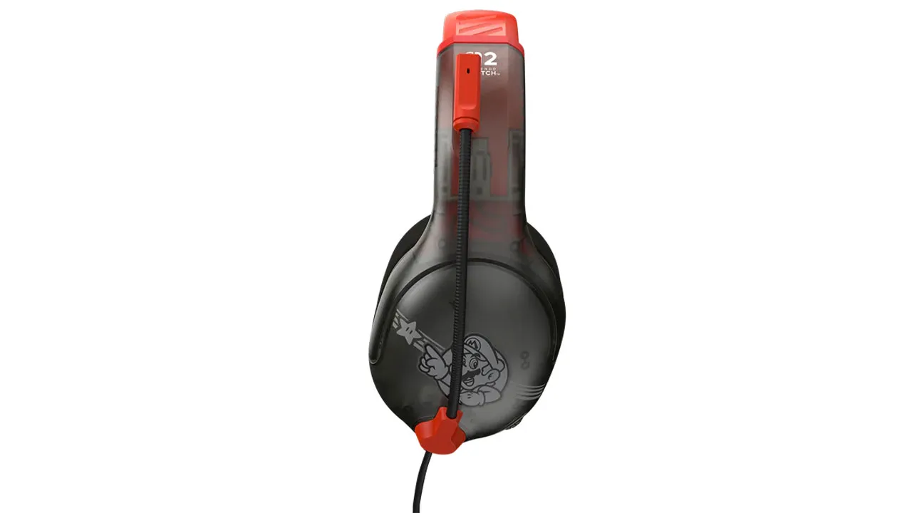 Auriculares negros para juegos con Super Mario y detalles rojos.
