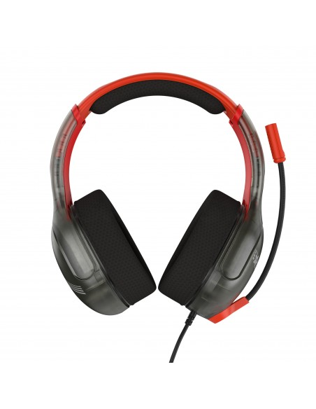 Auriculares grises con diadema roja y micrófono sobre fondo blanco.