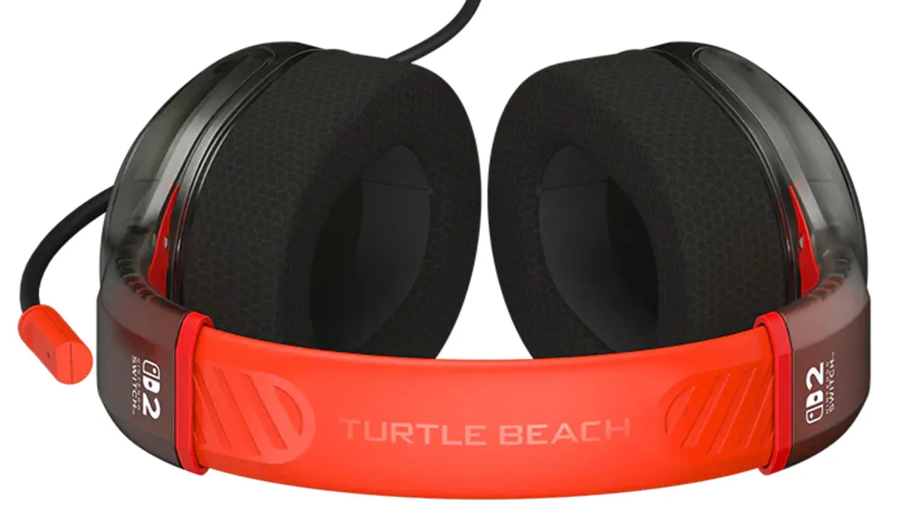 Un auricular naranja y negro para juegos con logo Turtle Beach.