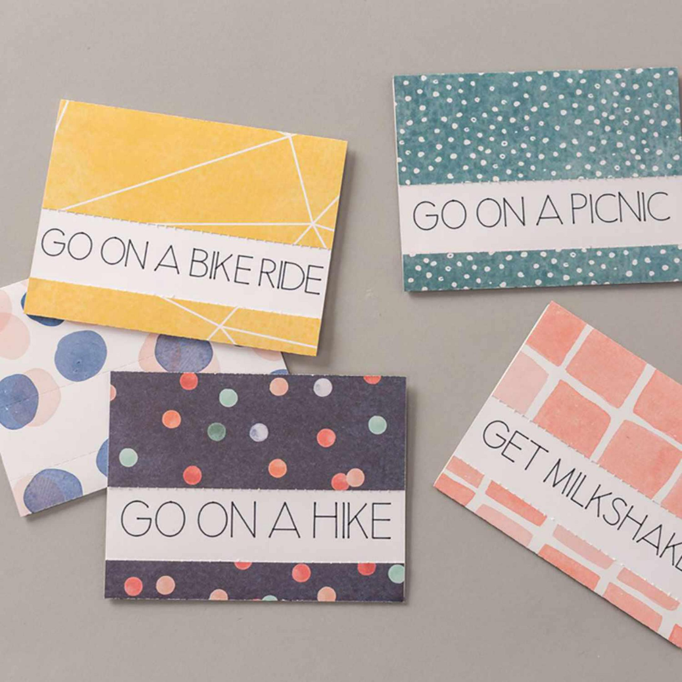 Cuatro tarjetas con texto: paseo en bici, picnic, batido, caminata.
