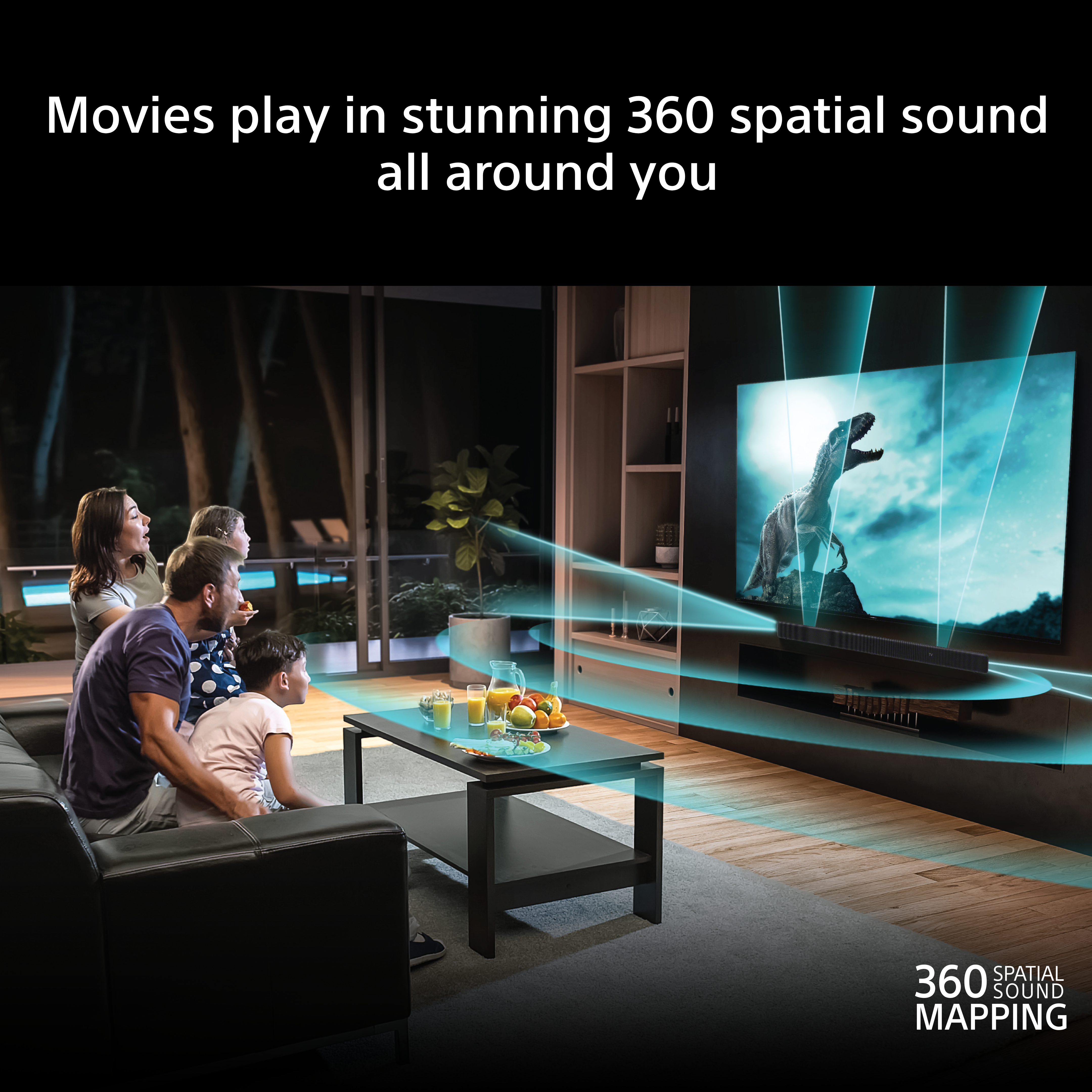 Famiglia guarda un film con audio spaziale a 360 gradi su un grande schermo.