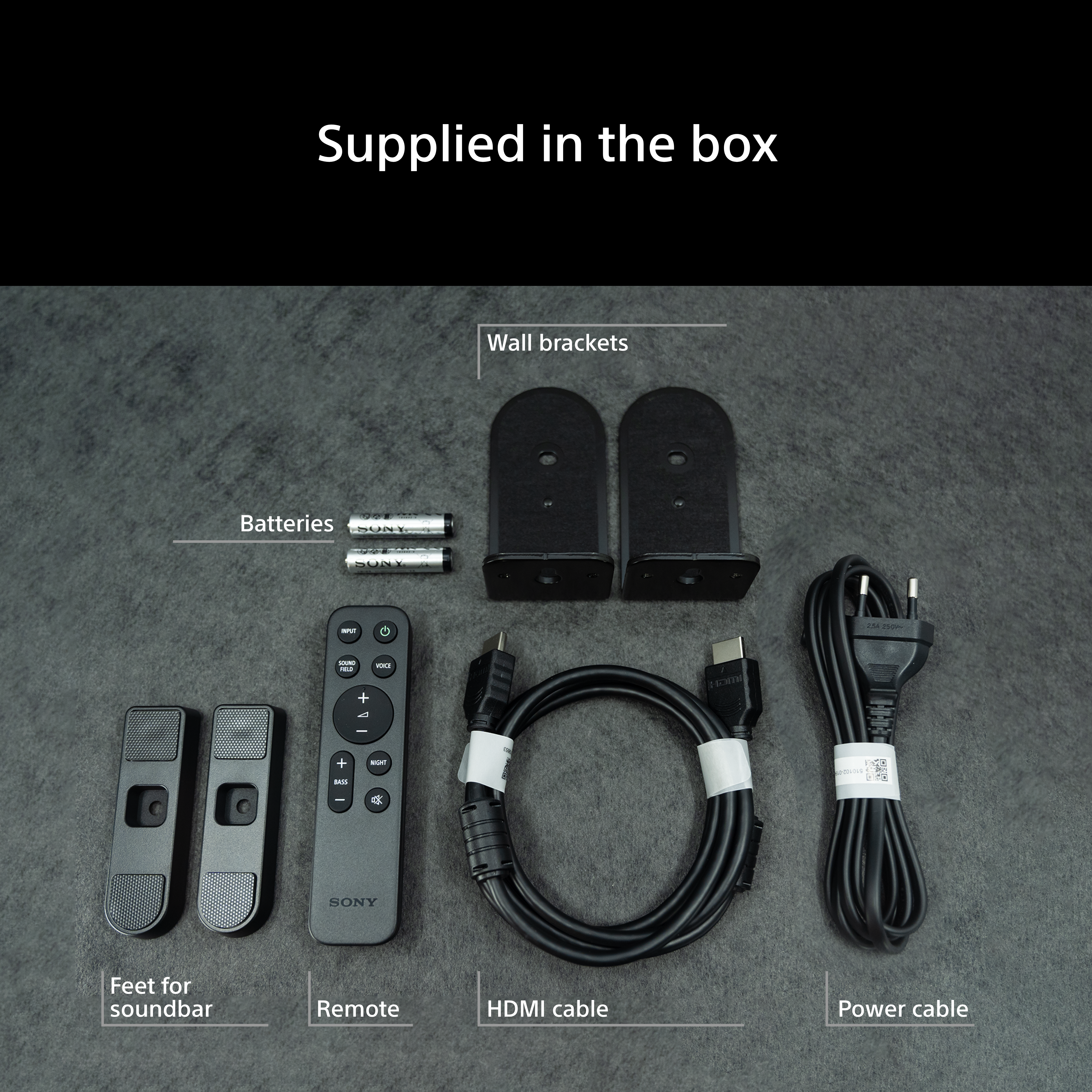 Contenuto della confezione: due piedini, telecomando, batterie, staffe a muro, cavi HDMI e di alimentazione.
