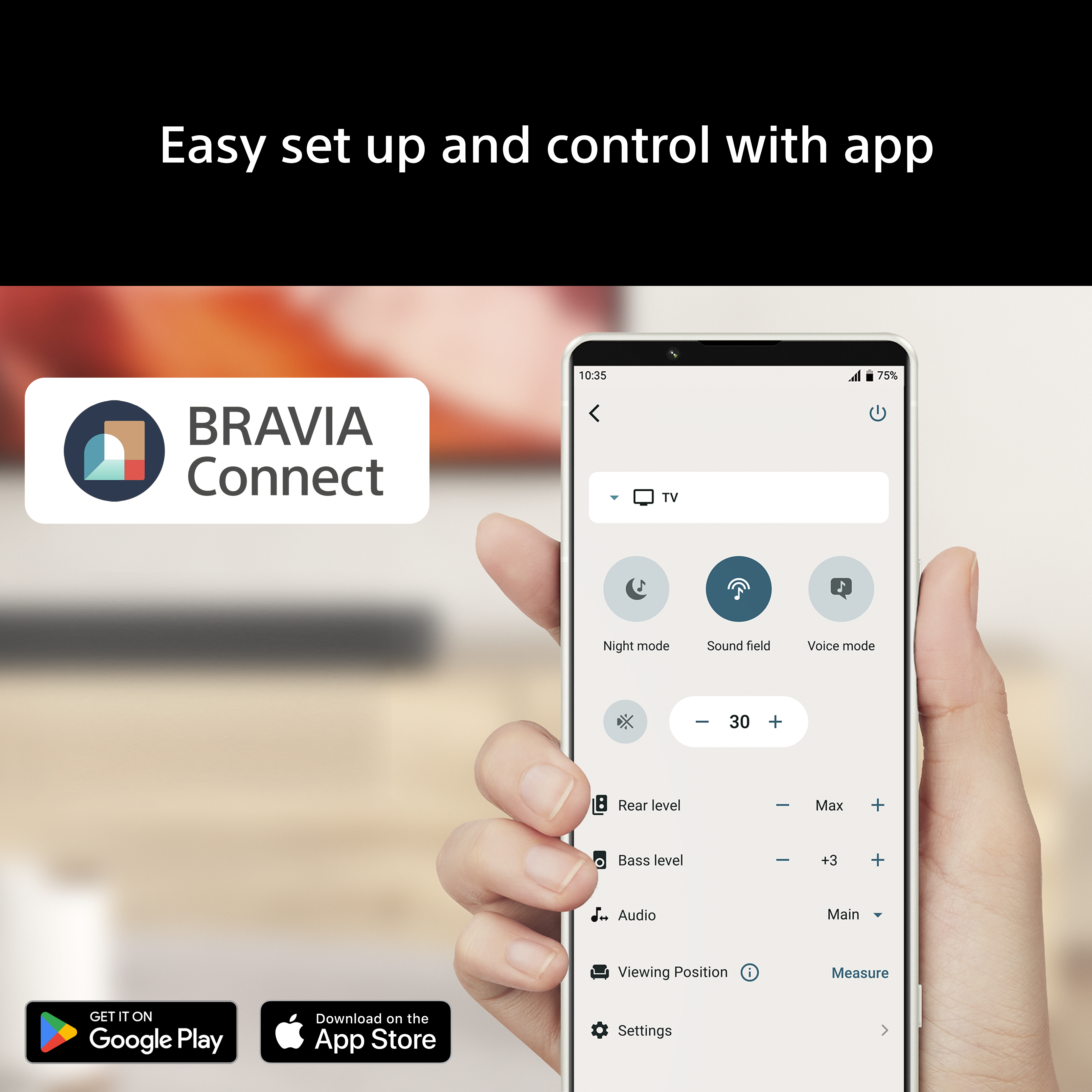 Smartphone mostra app BRAVIA Connect con impostazioni TV. Loghi Google Play e App Store.