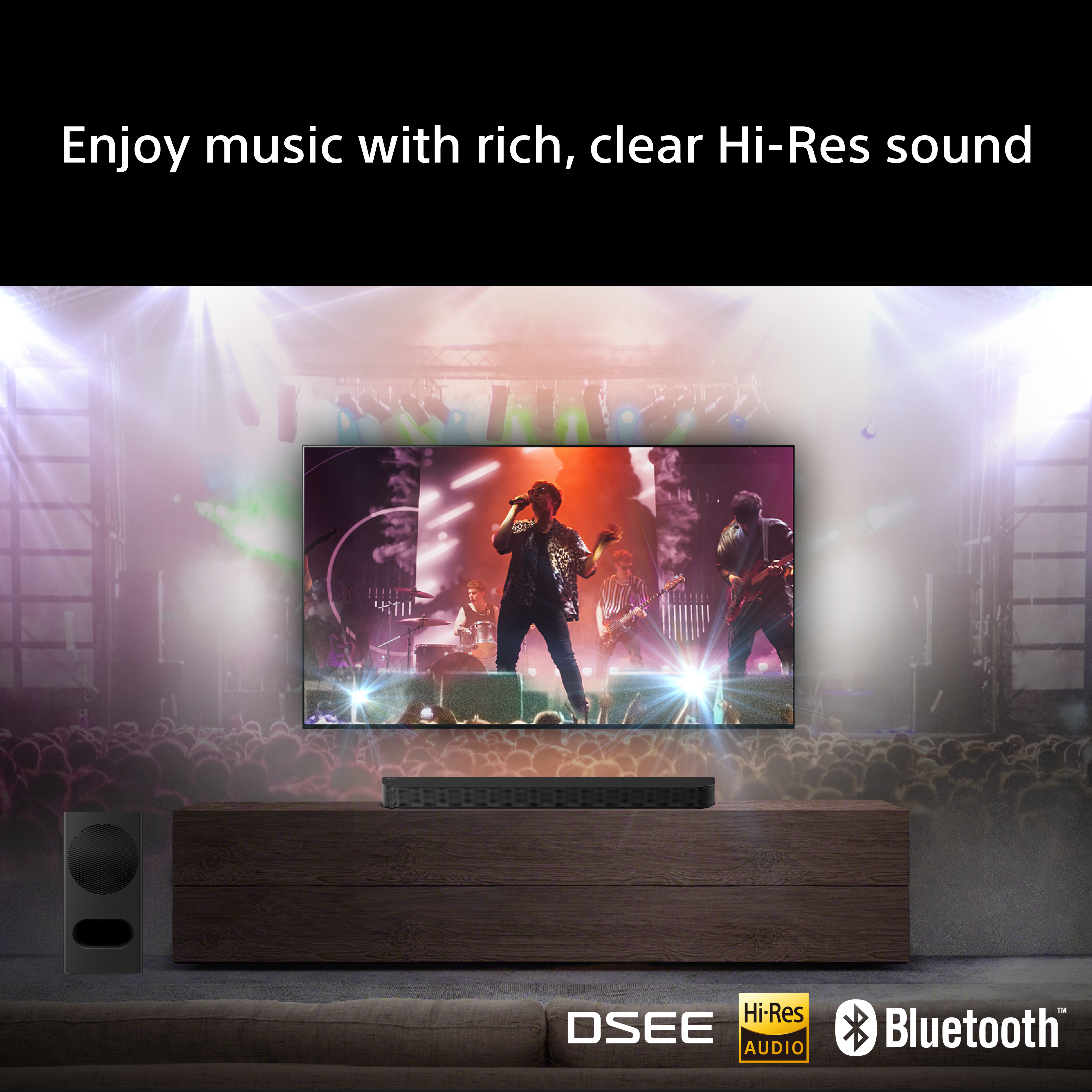 Un concerto viene mostrato su un TV, con soundbar e subwoofer davanti.