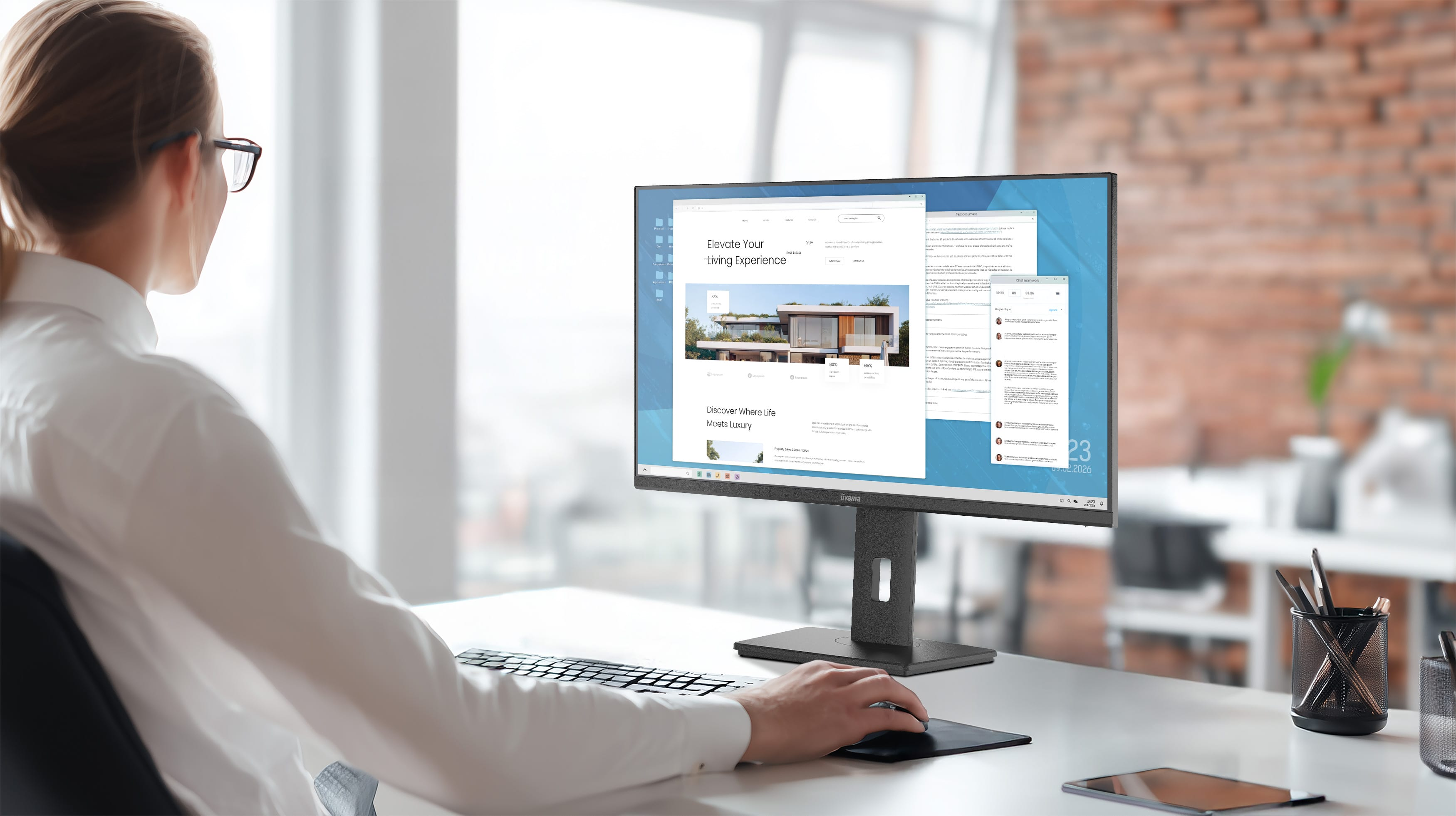 Eine Frau mit Brille blickt auf einen Computerbildschirm, der eine Website zeigt.