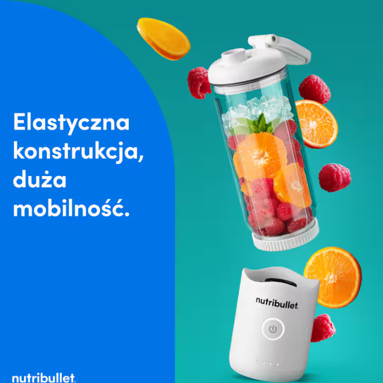 Kubek blendera z owocami i lodem unosi się nad podstawą. Latają pomarańcze i maliny.