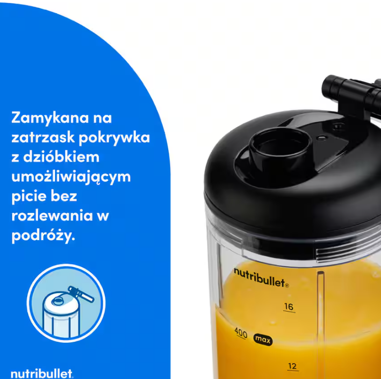 Kubek Nutribullet z czarną pokrywką i dzióbkiem, wypełniony sokiem pomarańczowym.