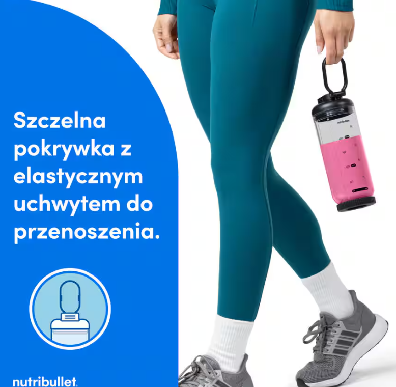 Osoba w stroju sportowym trzyma różową butelkę blendera z uchwytem.