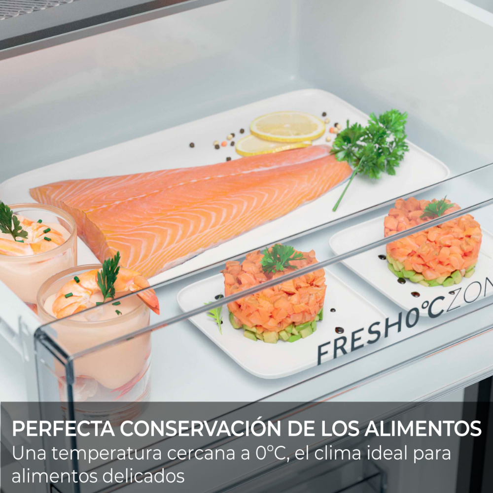 Un filete de salmón, cócteles de gambas y tartar en un frigorífico.