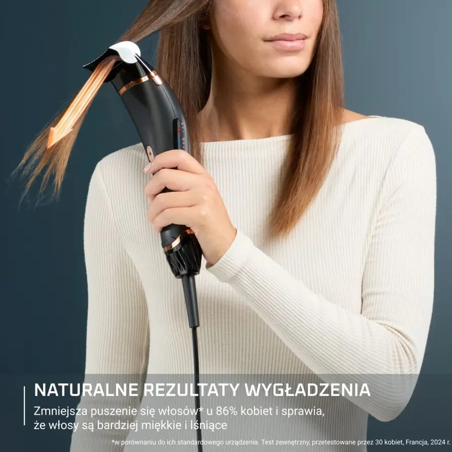 Kobieta wygładza włosy czarno-różowym urządzeniem do stylizacji.