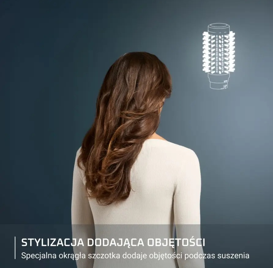 Kobieta z długimi brązowymi włosami na niebieskim tle. Widoczna końcówka suszarki do włosów.